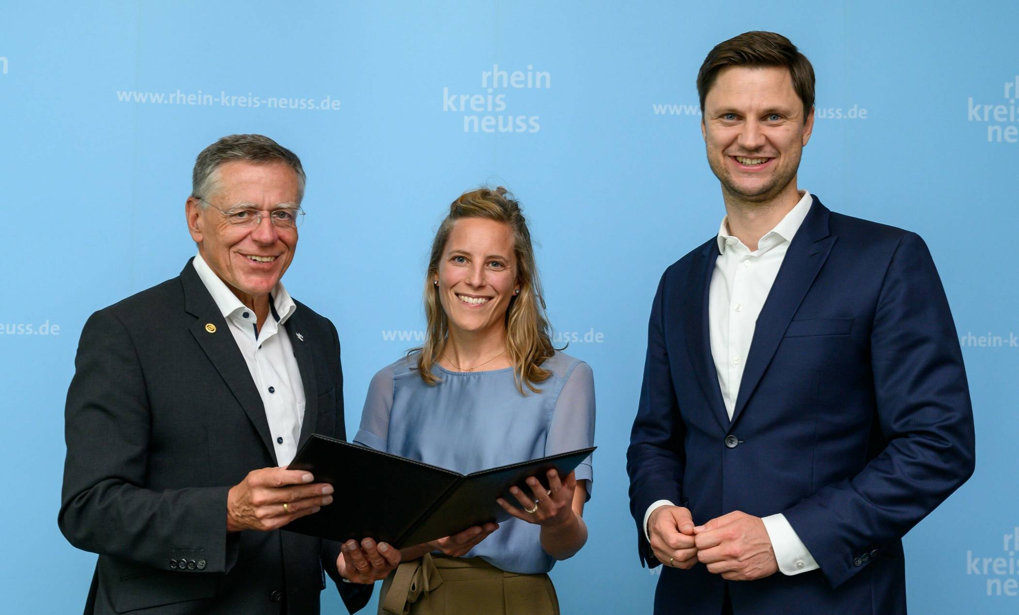  Landrat Hans-Jürgen Petrauschke (links) und Kreiswirtschaftsdezernent Martin Stiller übergaben den Förderbescheid an Claudia Tillmann, Geschäftsführerin der "Junge Tüftler gGmbh". 