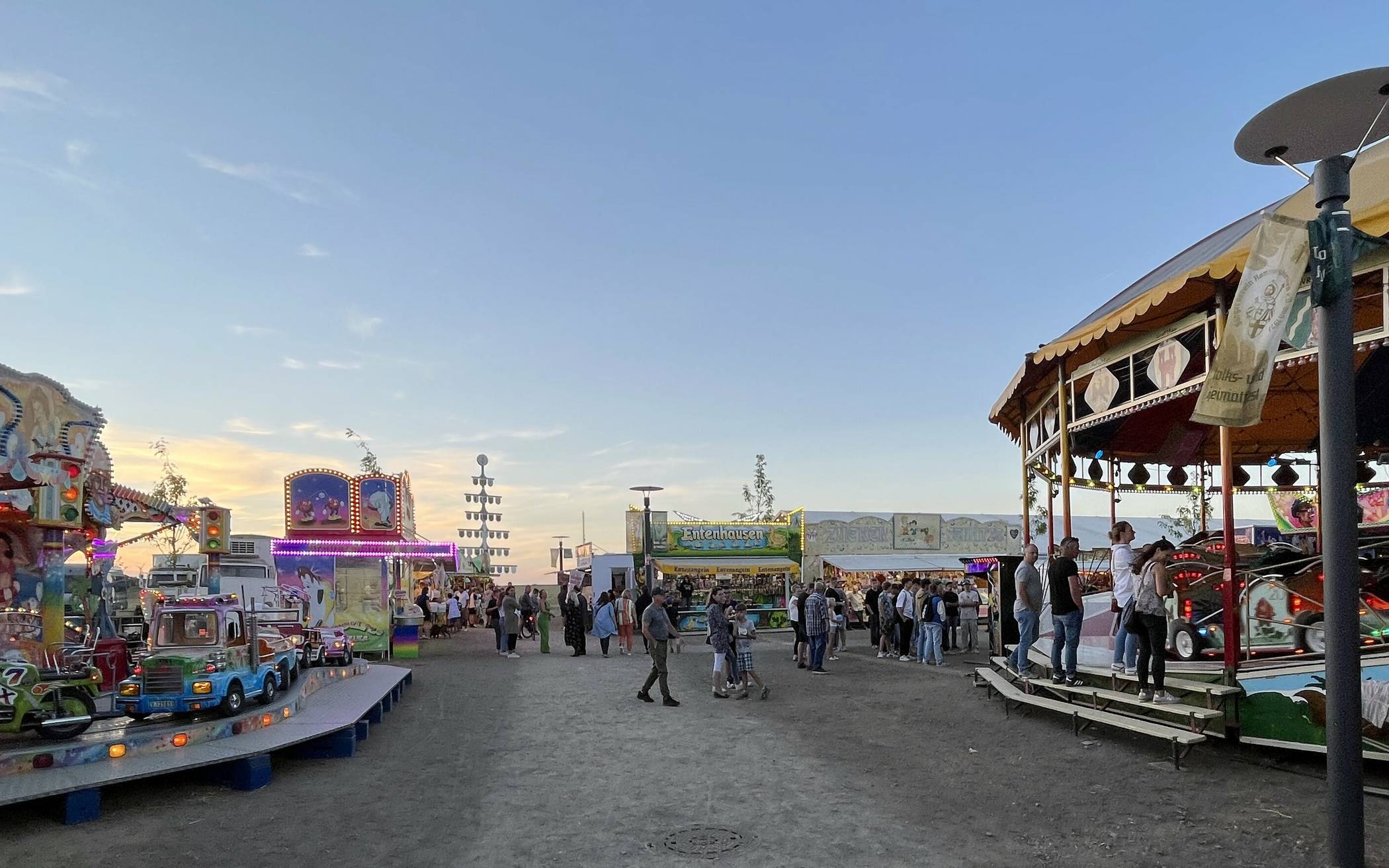  Auch in diesem Jahr werden die Rommerskirchener wieder eine schöne Auswahl an Fahrgeschäften für Klein und Groß haben. Ebenso lädt der Biergarten mit der Außengastronomie zum Verweilen ein. 