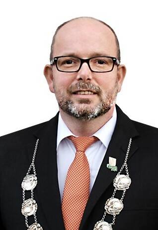 Dirk Fetten, Präsident des Bürger-Vereins Rommerskirchen, betont: „Nachdem wir im vorigen Jahr erstmalig auf dem noch etwas provisorisch gestalteten neuen Dorf- und Festplatz an der Otto-Lilienthal-Straße gefeiert haben, können wir nun voller Stolz vermelden, dass die letzten Arbeiten und Verbesserungen dort fast vollständig abgeschlossen sind. Unser besonderer Dank gilt hier den Vertretern der Gemeindeverwaltung und allen Kameraden, die zum Gelingen dieses auch in der Größenordnung für den Bürger-Verein Rommerskirchen einmaligen Projektes beigetragen haben. Wir sind zuversichtlich, dass der nun fertig gestelltePlatz alle Anforderungen eines gut funktionierenden, modernen und zukunftsorientierten Schützenplatzes erfüllen wird.“   