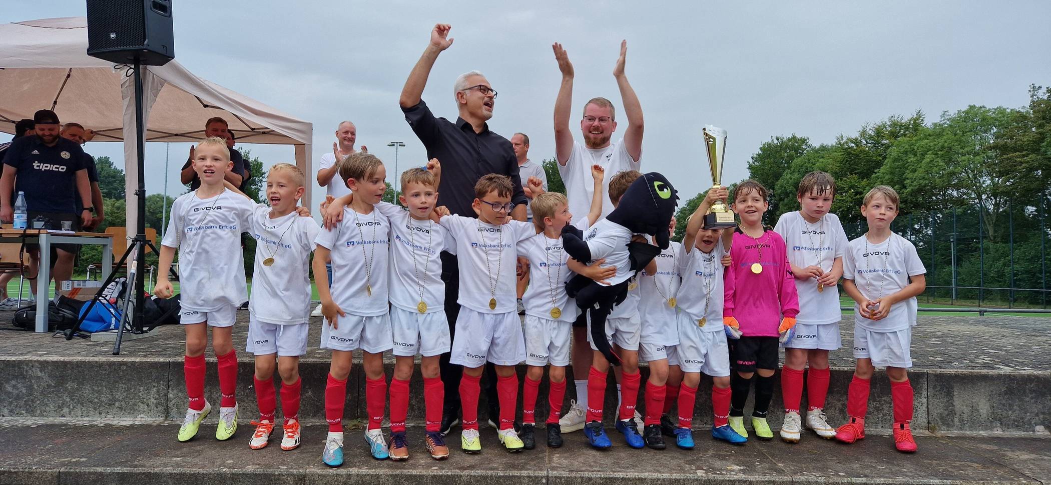  Das Siegerfoto der „Kroatien-Mannschaft“ des VfB 08 Hochneukirch. Mit den Kids jubeln die Sponsoren Niklas Möhlmeyer von „Fahrrad Kraus“ (rechts) und Murat Arslan („Silverline“; links). 