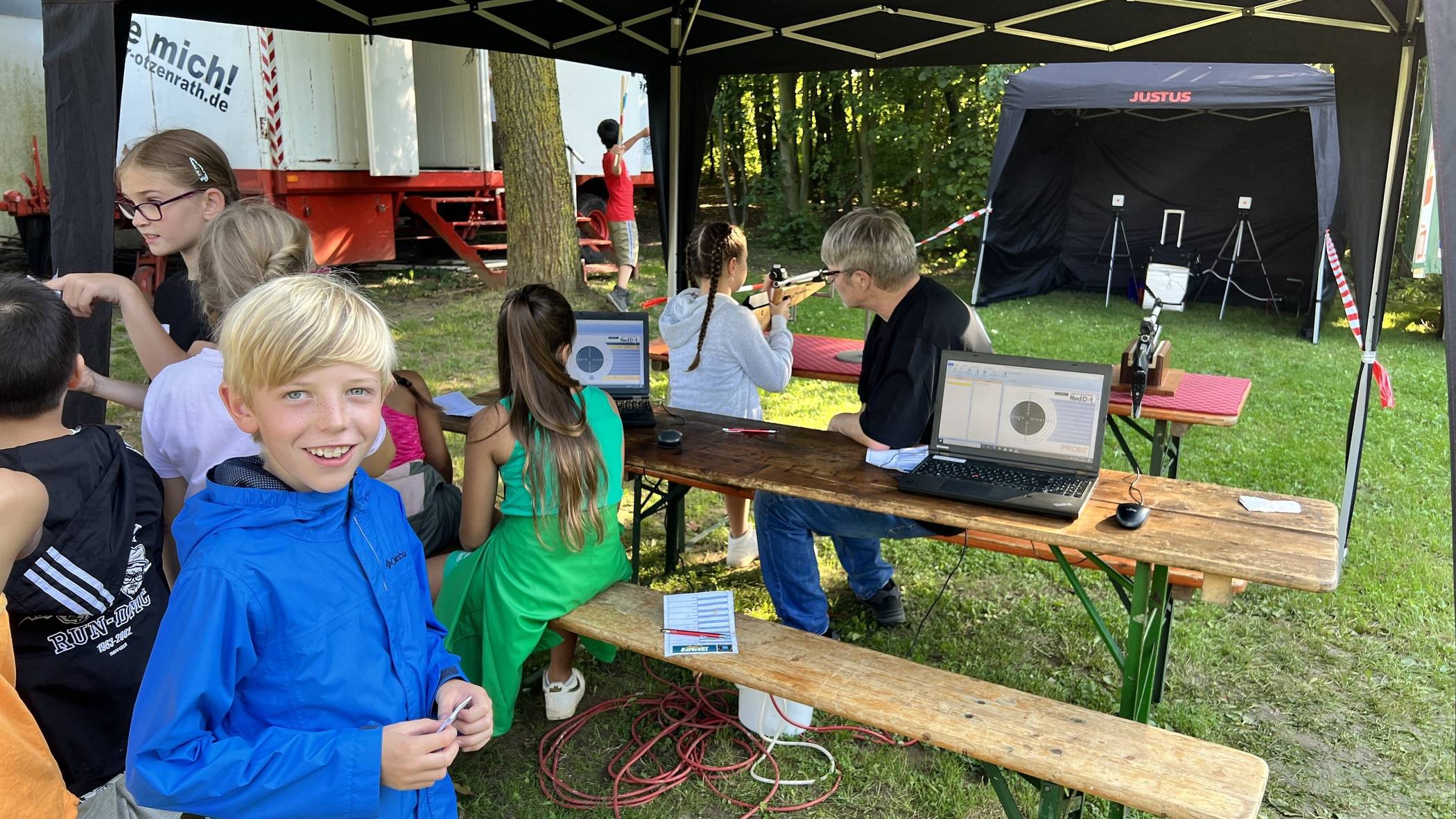 Die Kinder konnten unter anderem ihr Können am Lasergewehr unter Beweis stellen.
