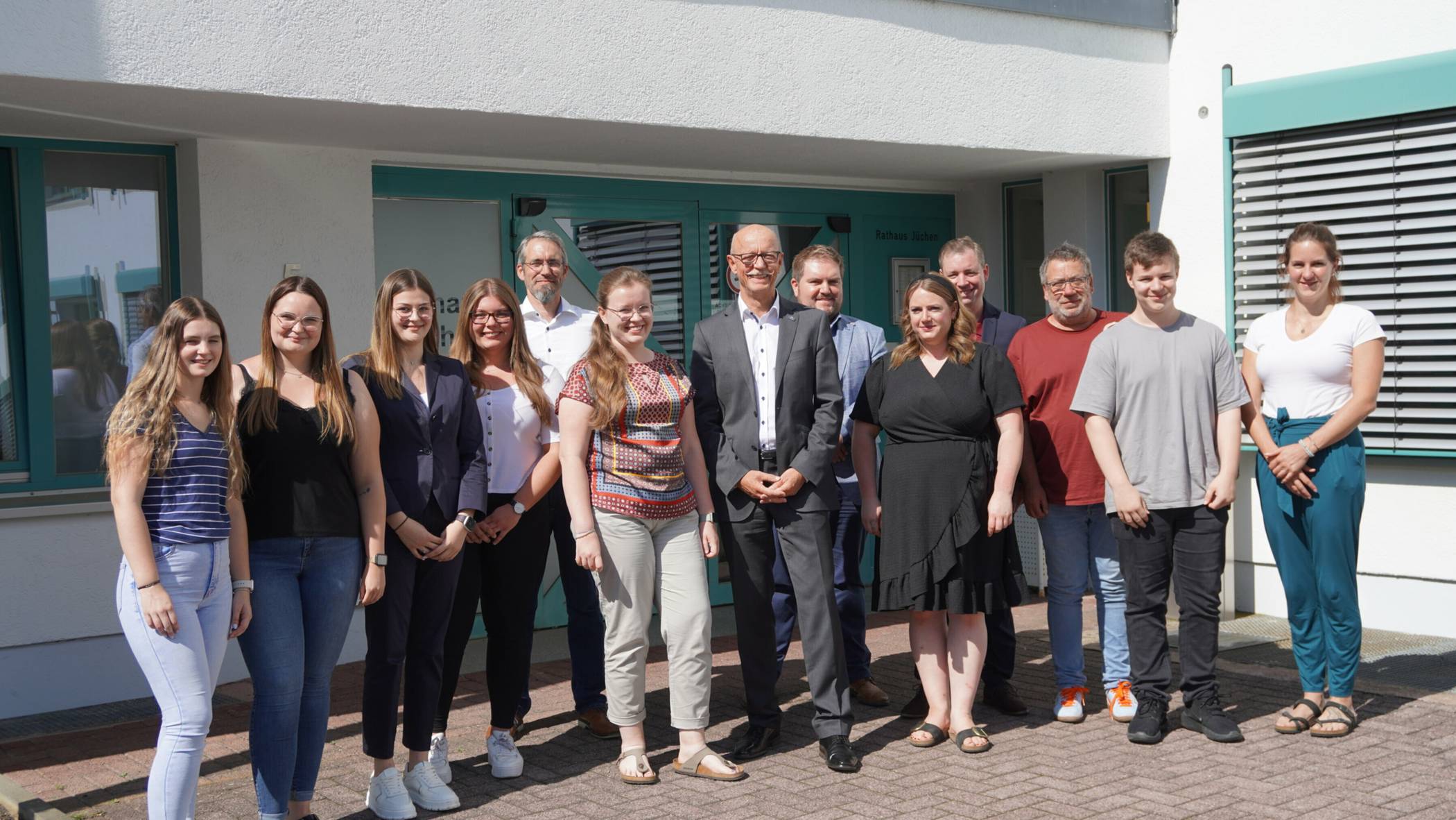 Von links: Cora Romeike, Aileen Krüppel, Nele Bachmann, Alissa Krüers, Sascha Königs, Victoria Langenberg, Harald Zillikens, Clemens Boden, Sarah-Michele Poullie, Gregor Vuzem, Jürgen Hansen, Philip Luca Lindner und Manuela Schneider. Es fehlen Katharina Kaiser, Jasmin Herrmann und Sahra Kassab.  