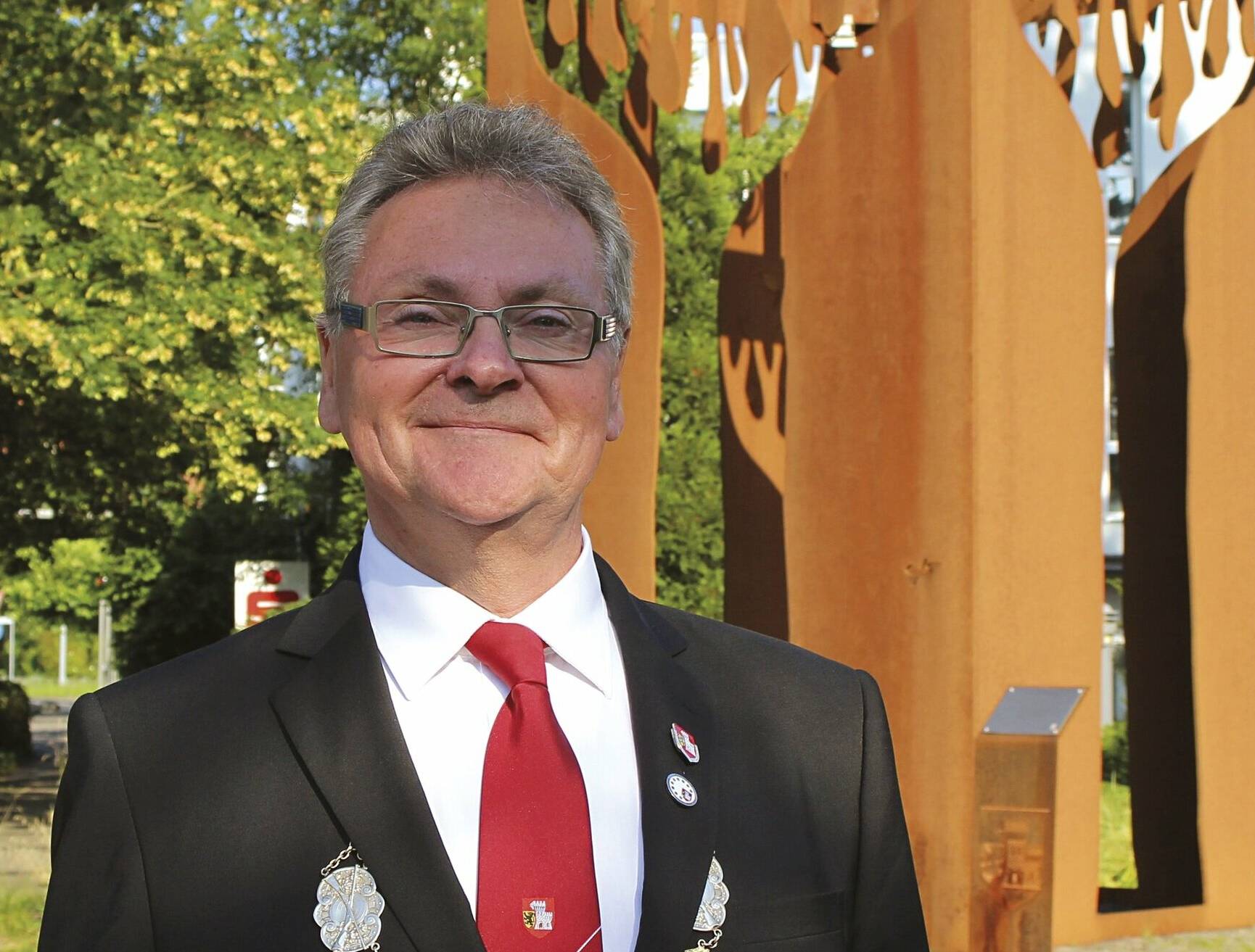  Grevenbroichs Edelknaben feiern Geburtstag. Doch BSV-Präsident Detlef Bley kann nicht mitfeiern, denn im Rahmen der offiziellen Vor-Schützenfest-Pressekonferenz wurde er als das einzige Vorstandsmitglied geoutet, das nicht über die Edelknaben in den BSV gefunden hat. Die Erklärung ist einfach: „Meine ersten Gehversuche habe ich in Hemmerden gemacht“, erläutert er. Sein Opa sei fest-aktiv in Wevelinghoven, sein Vater in Kapellen gewesen. Seine Eltern seien häufig innerhalb der Stadt umgezogen. Er könne sich noch gut daran erinnern, dass er zum Kapellener Schützenfest zu den Kindern des dortigen Hauptmanns verfrachtet wurde und mit ihnen dann die Tage verbracht habe. Erst nach seinem Abschluss an der Realschule an der Bergheimer Straße sei er mit Mitschülern und Freunden in einem neuen Zug 1982 ins Grevenbroicher Regiment gekommen. Mitte August konnte er inzwischen seinen 60. Geburtstag feiern. 