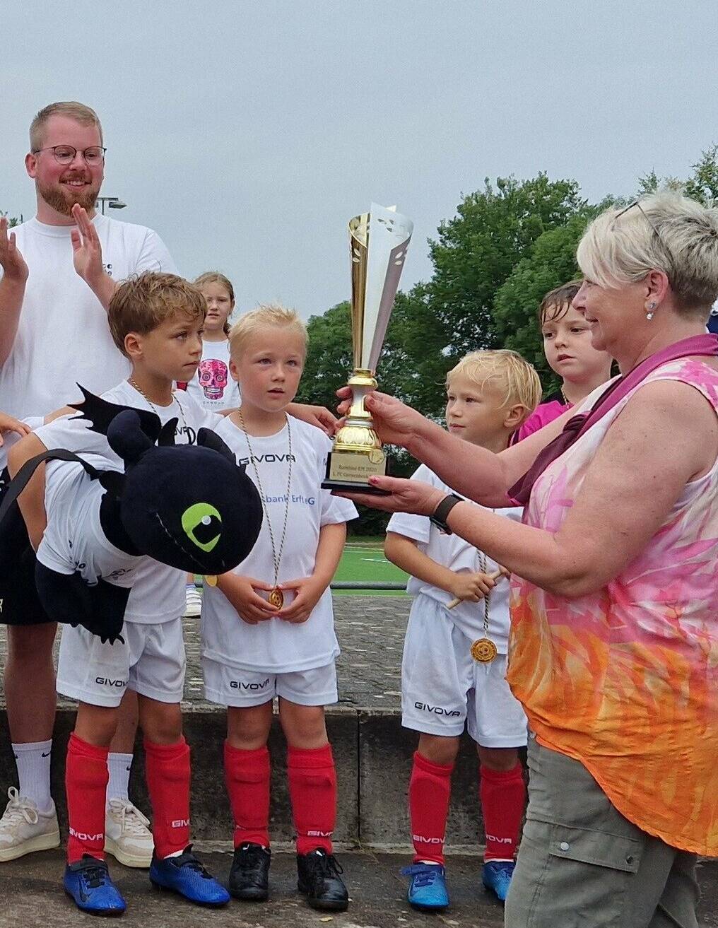 Die Präsidentin des 1. FC Süd übergab an die Hochneukirchener Mannschaft den Siegerpokal.