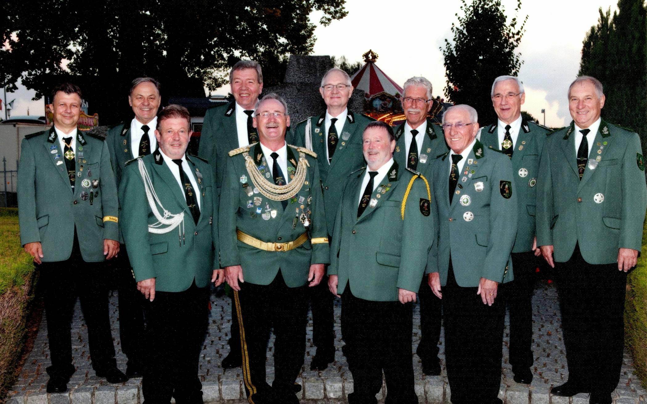  Anlässlich des Schützenfestes feiert der Jägerzug „Waldeslust“ sein 60-jähriges Bestehen. Im Jahre 1963 fanden sich acht Jungschützen zusammen. Gründungsmitglieder waren Hermann-Josef Hirtz, Heinz-Willi Kirschbaum, Hubert Nellen, Fritz du Maire, Helmut Zimmermann, Hans-Willi Klefisch, Willibert Nußbaum und Willi Oberlack, der später als Kaiser in die Ansteler Schützengeschichte einging. „Waldeslust“ entwickelte sich in den nächsten Jahrzehnten zu einem Aktivposten der Bruderschaft. Ganz besonders während der Zeit des Schützenhallenbaus, der ersten Jahre des Hallenbetriebes und der Dorffeste konnte die Bruderschaft auf die große Unterstützung der Waldeslustler zählen. 