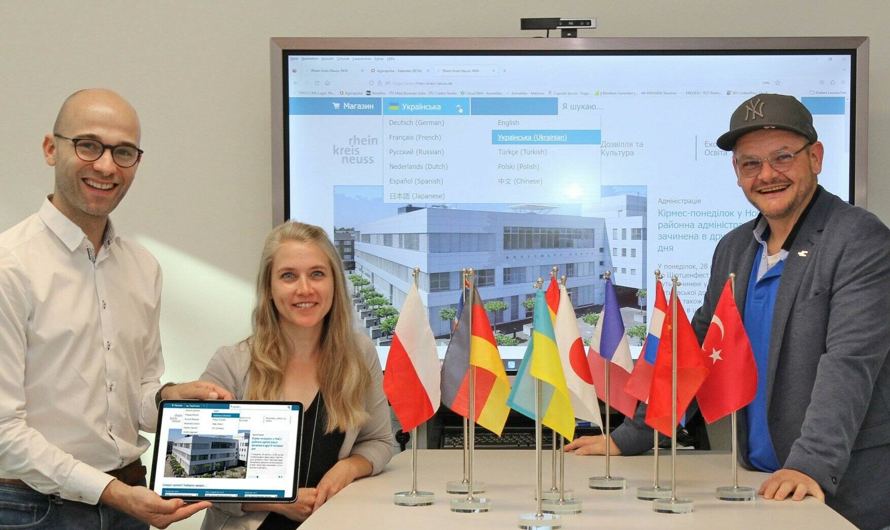  Kreis-Sprecher Benjamin Josephs präsentiert zusammen mit Kerstin Aretz und Markus Lenz von der Online-Redaktion die Homepage des Rhein-Kreises, die ab sofort neben Deutsch in zehn Sprachen verfügbar ist. 