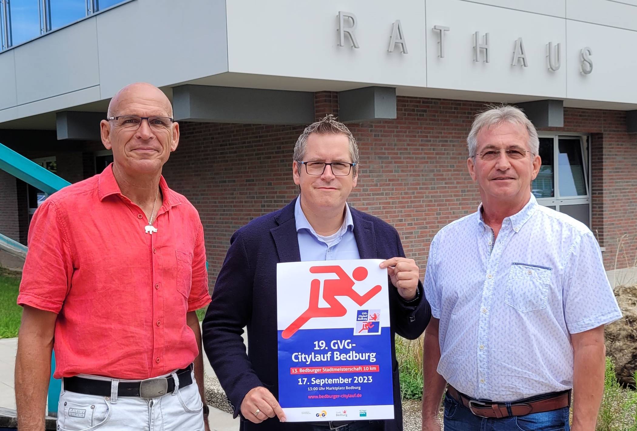 Bürgermeister Sascha Solbach freut sich gemeinsam mit Volker Dannenberg (links, erster Vorsitzender TV Bedburg) und Arnold Jerosch (rechts, zweiter Vorsitzender TV Bedburg) auf den "Bedburger Citylauf".