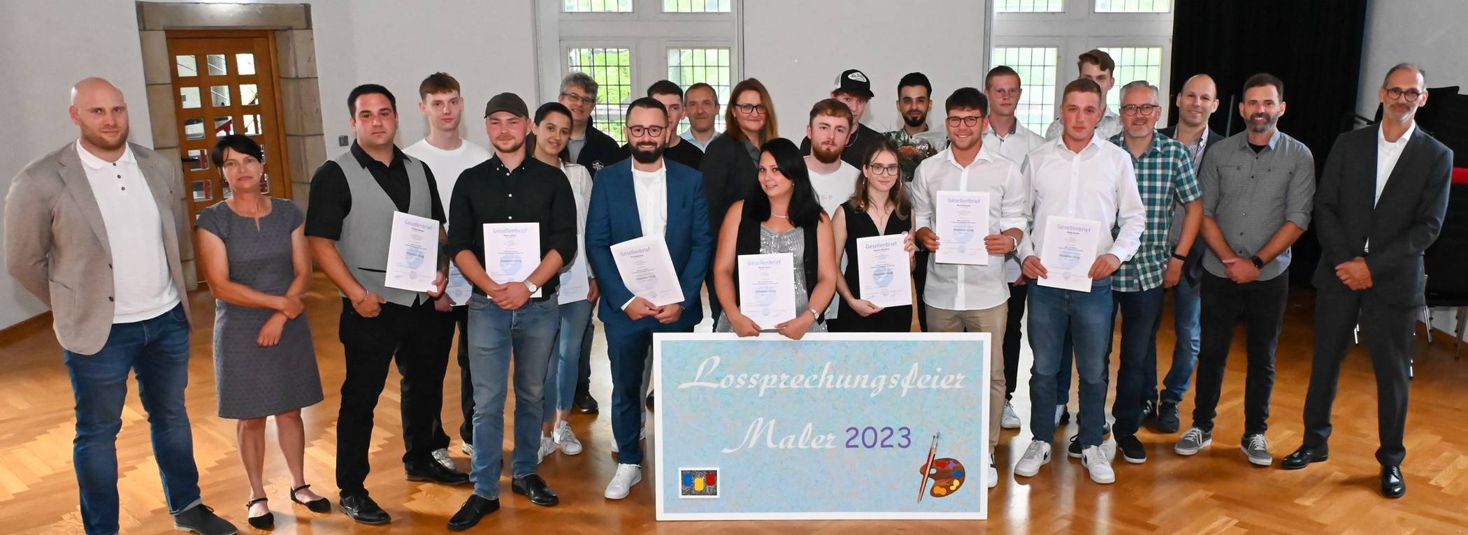 Über ihre Gesellenbriefe freuten sich die neuen Fachkräfte im Maler- und Lackiererhandwerk. Die Obermeister Aljoscha Lehmbrock (links) und Thomas Nauen (rechts) erhoben sie in den Gesellenstand.