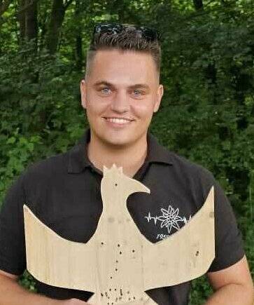  Tobias Könen (23) ist der Jungschützenkönig. Im Jahr 2006 hat er das Schützenwesen bei den „Jung-Belling Husaren“ für sich entdeckt. Nach zweijähriger Pause trat er 2018 dem Jägerzug „Edelweiß“ bei, dem er heute noch angehört. 