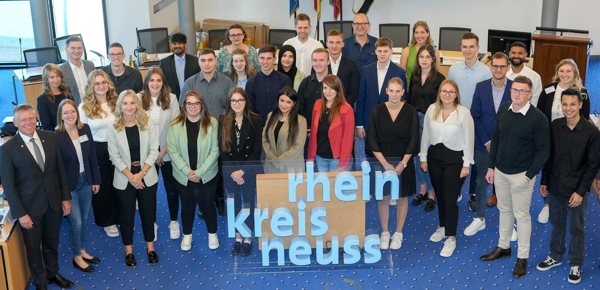 Landrat Hans-Jürgen Petrauschke (links) begrüßte die neuen Auszubildenden.