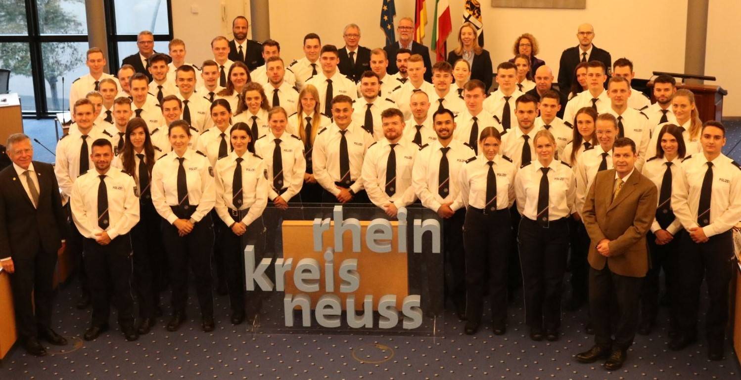  Landrat Hans-Jürgen Petrauschke begrüßt neue Polizisten im Rhein Kreis. 
