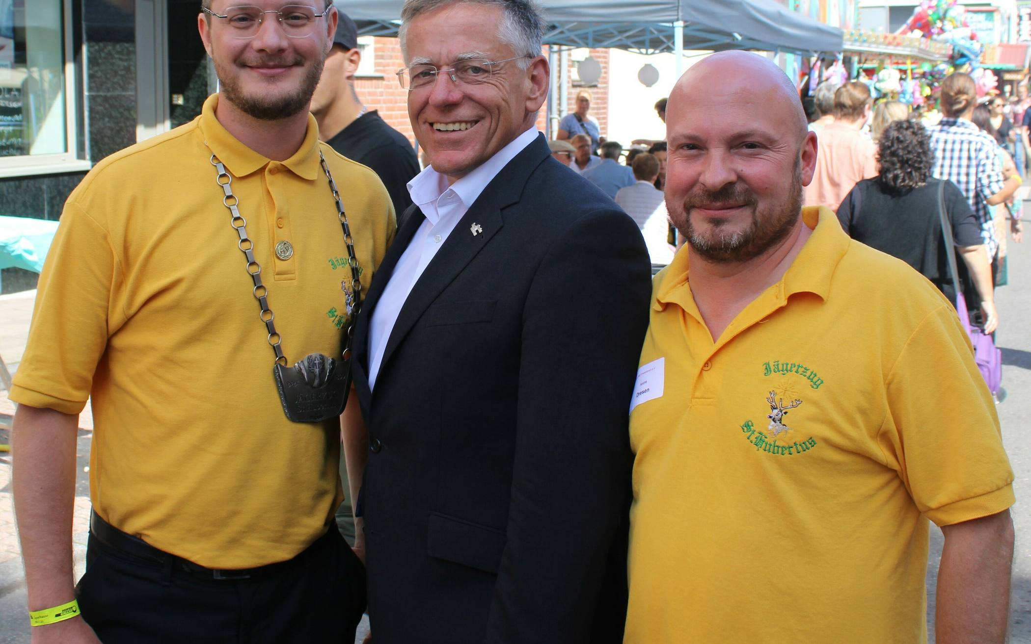 Hans-Jürgen Petrauschke hat deutlich sichtbar keine Scheu vor der Farbe gelb. In diesem...