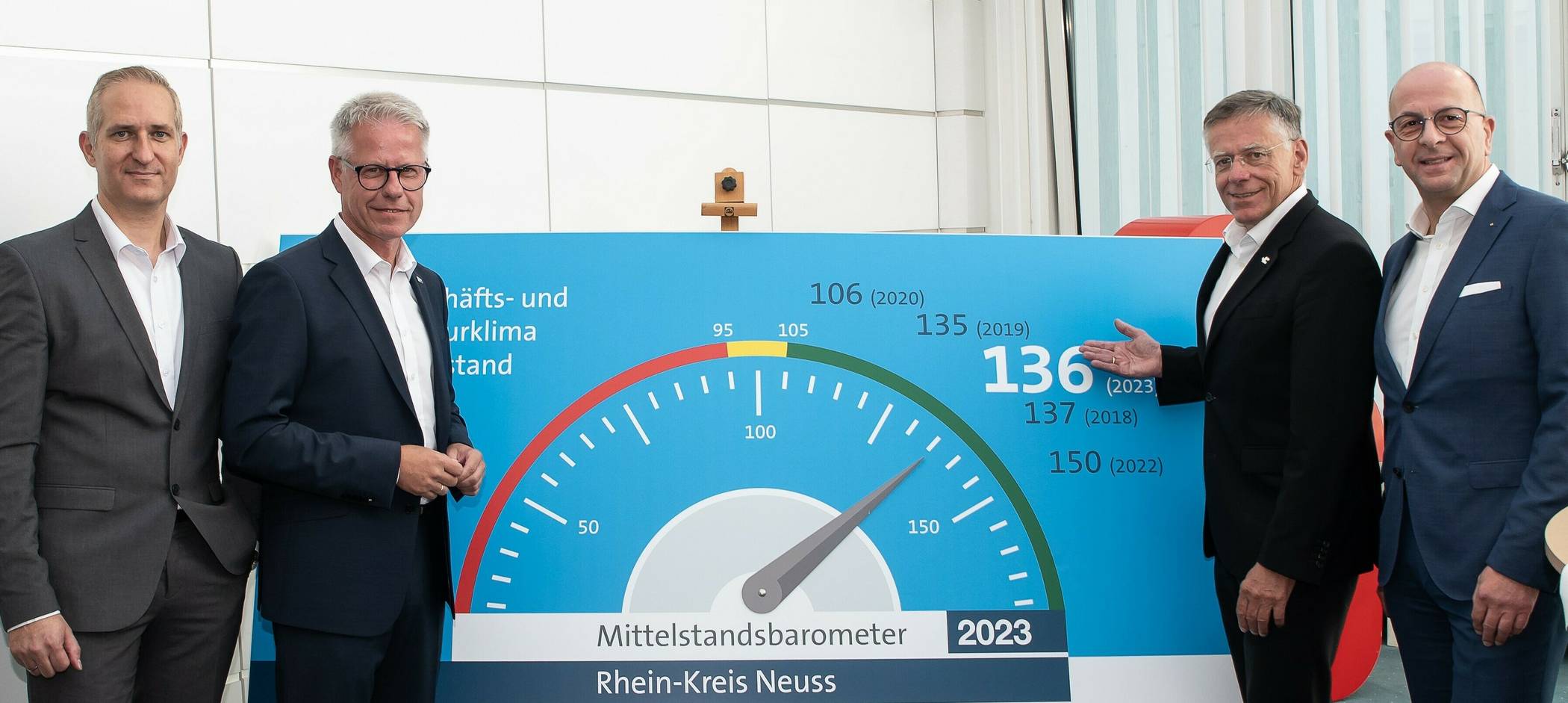  Stellten die Ergebnisse des "Mittelstandsbarometers" vor: André Becker, Mitglied der Geschäftsleitung der "Creditreform", Jürgen Steinmetz, Hauptgeschäftsführer der IHK Mittlerer Niederrhein, Landrat Hans-Jürgen Petrauschke und Dominikus Penners, Vorstandsvorsitzender der Sparkasse (von links). 