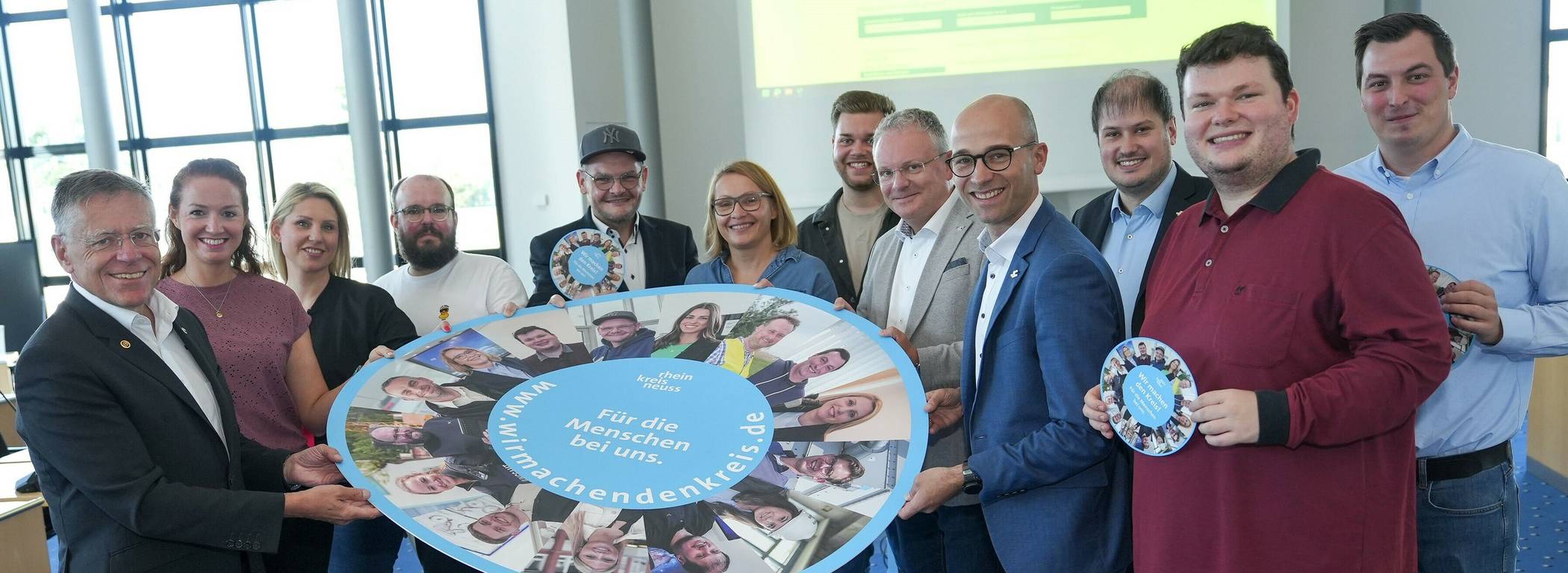  Landrat Hans-Jürgen Petrauschke (links), Benjamin Josephs, Leiter der Presse- und Öffentlichkeitsarbeit (Vierter von rechts) sowie Personalamtsleiter Jörg Arndt (fünfter von rechts) stellten gemeinsam mit Mitarbeiterinnen und Mitarbeitern die neue Kampagne „Wir machen den Kreis“ vor. 