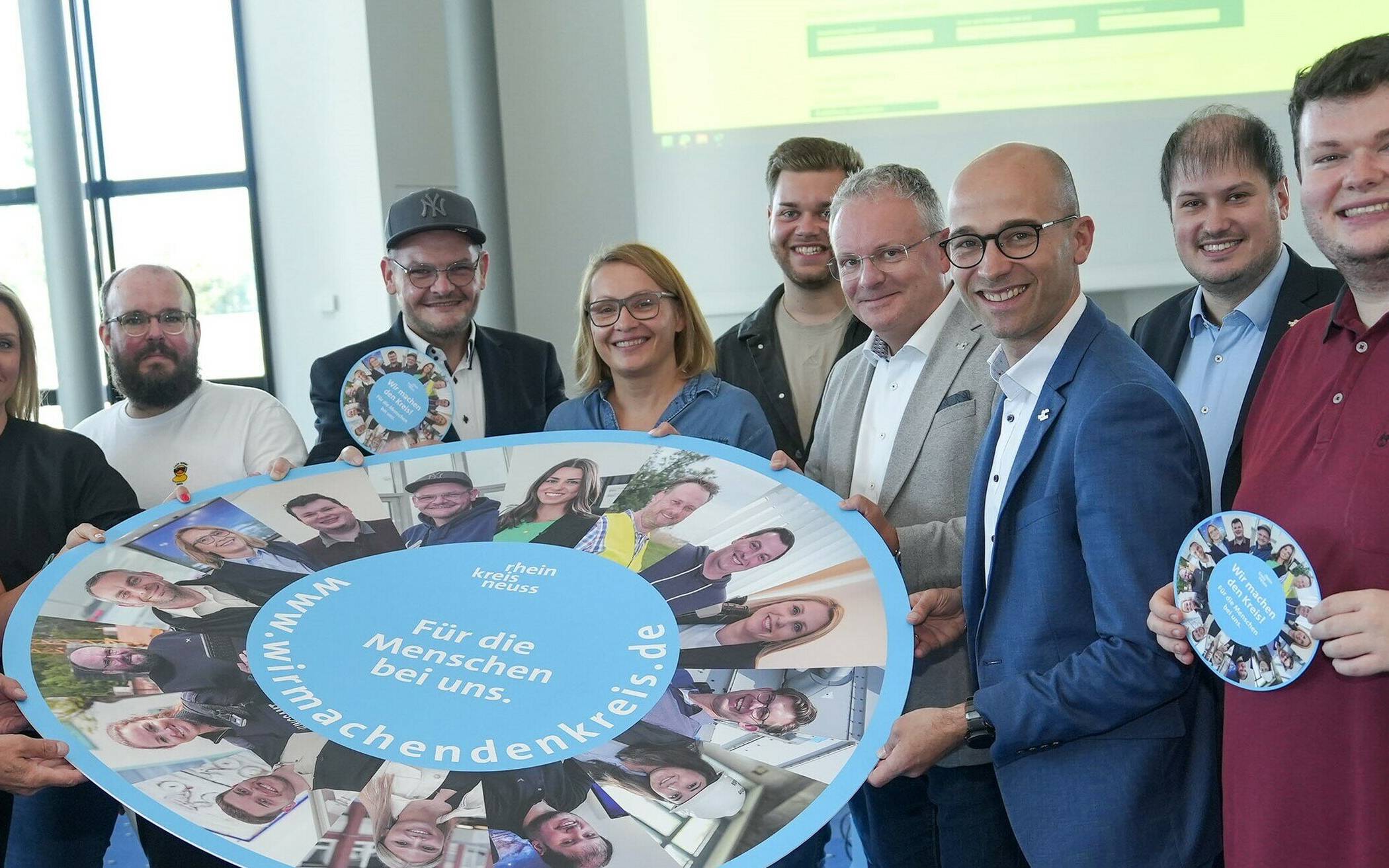  Landrat Hans-Jürgen Petrauschke (links), Benjamin Josephs, Leiter der Presse- und Öffentlichkeitsarbeit (Vierter von rechts) sowie Personalamtsleiter Jörg Arndt (fünfter von rechts) stellten gemeinsam mit Mitarbeiterinnen und Mitarbeitern die neue Kampagne „Wir machen den Kreis“ vor. 