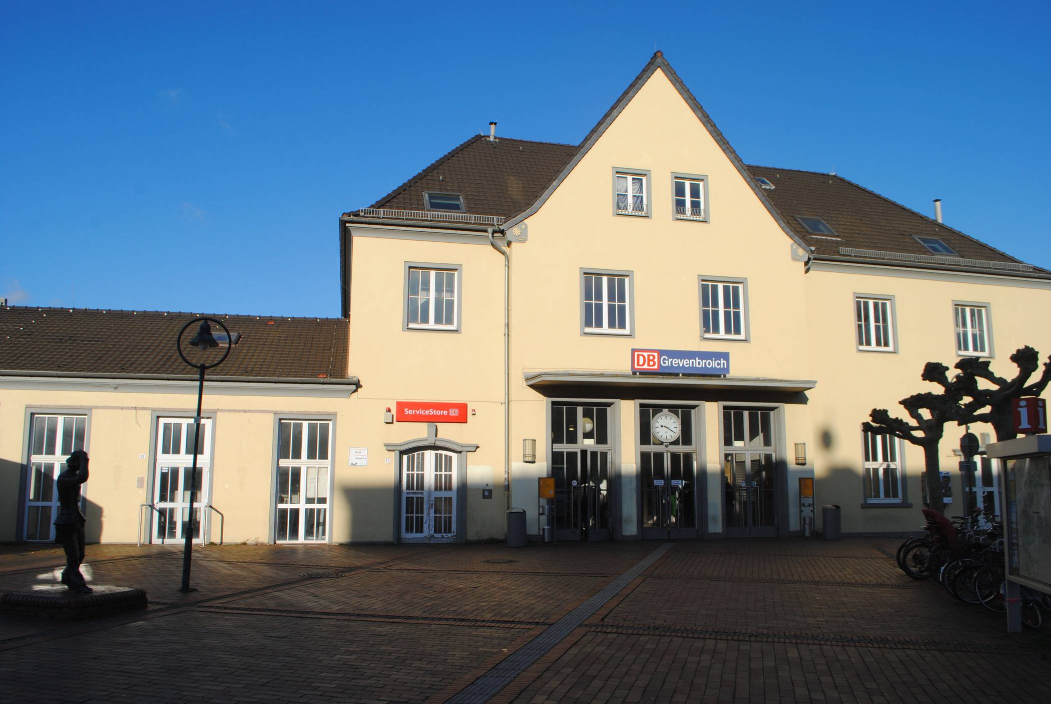 Liegt vor dem Bahnhof eine Weltkriegs-Bombe im Erdreich?