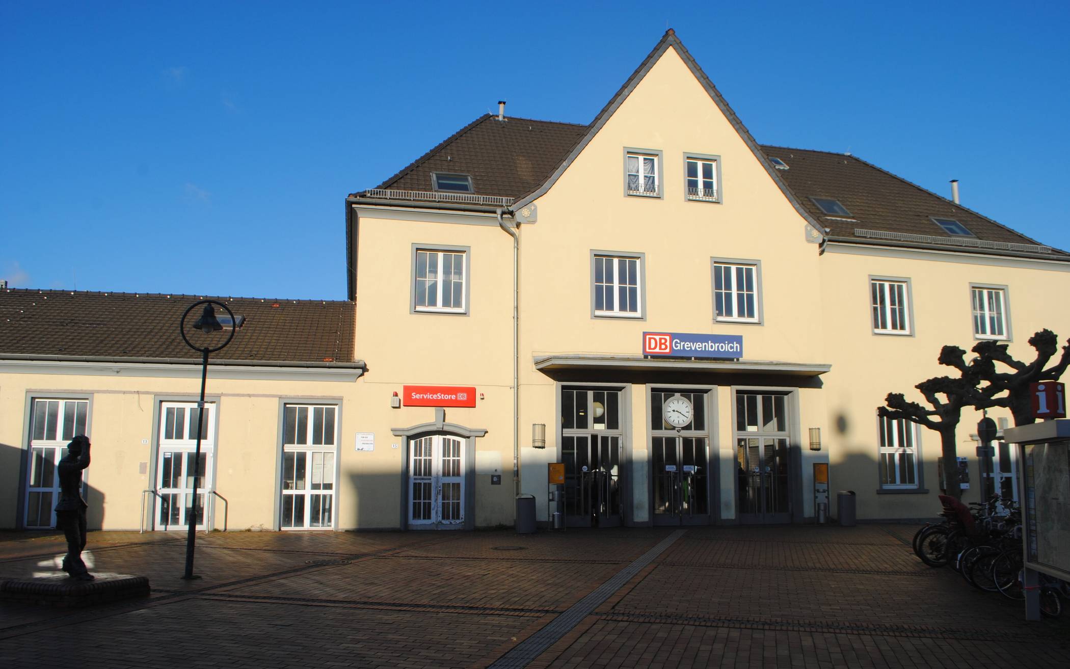 Liegt vor dem Bahnhof eine Weltkriegs-Bombe im Erdreich?