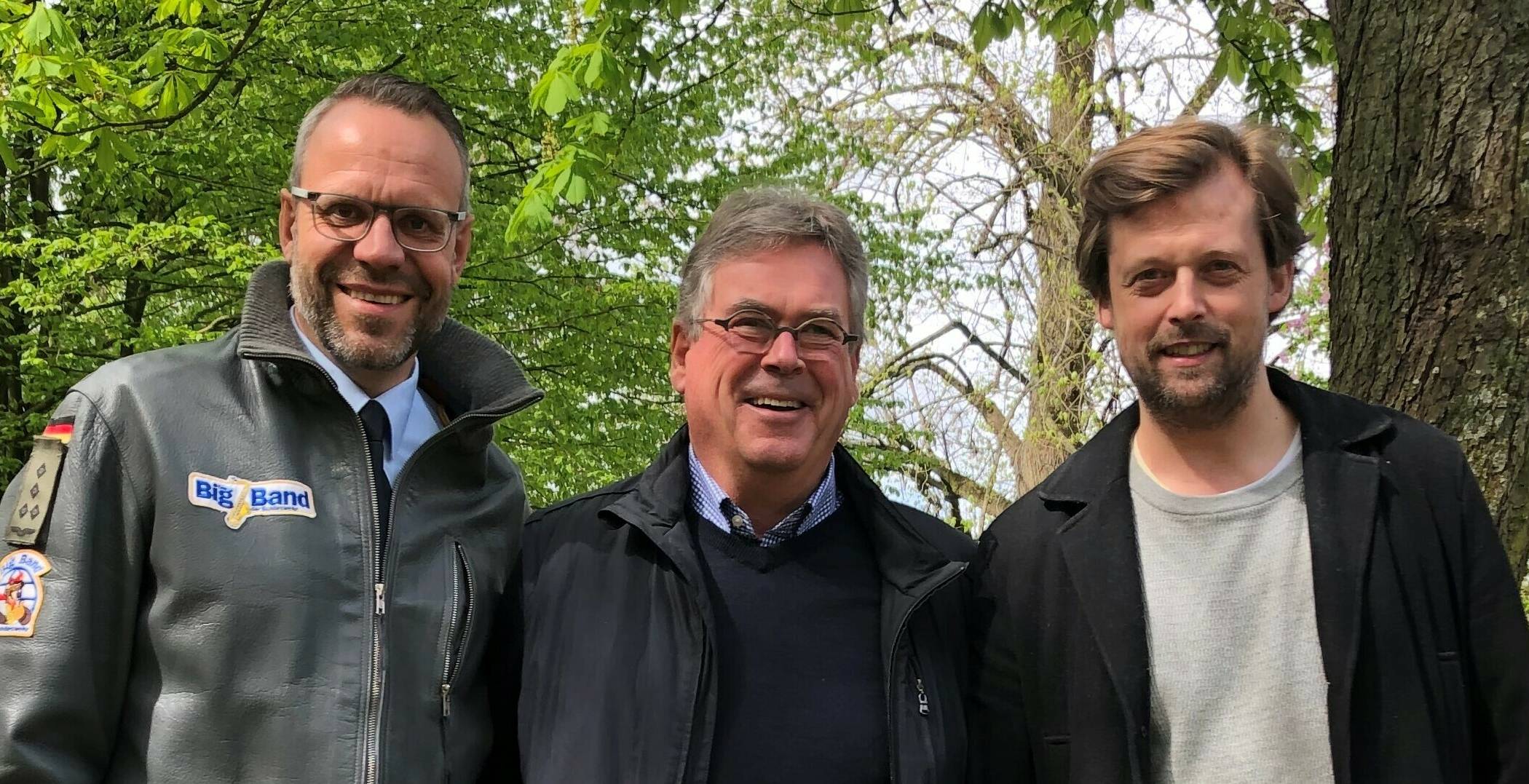  Diese drei haben das Benefiz-Konzert eingestielt: Johannes M. Langendorf (Bigband der Bundeswehr), Peter Baumbach („Lionsclub“), Jonas Winscheid (Musikschule). 