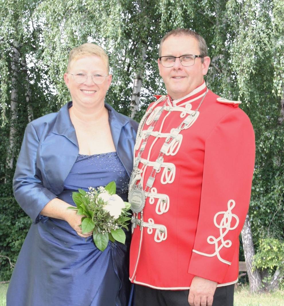 Das kommende Königspaar Frank und Michaela Engels wird übrigens von seinen beiden Söhnen René und Bastian voll umfänglich unterstützt. Die königliche Familie freut sich auf ein tolles Regierungsjahr.