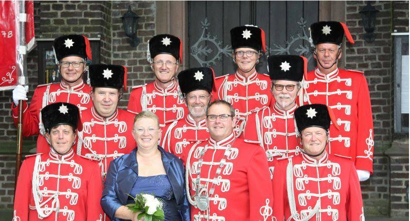  Die „Roten Husaren“ mit ihrem kommenden Königspaar. 