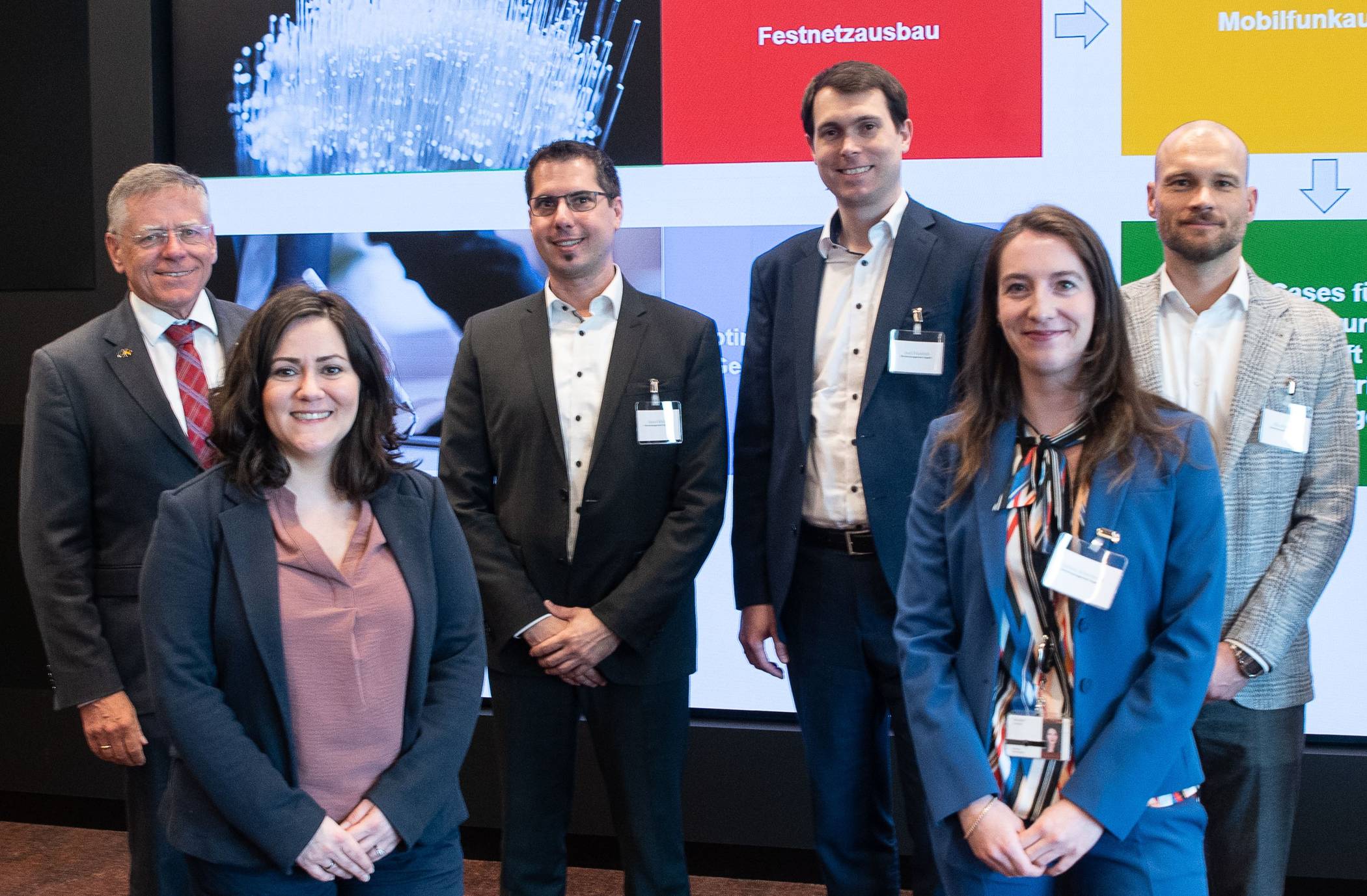  Hans-Jürgen Petrauschke (Landrat); Martina Tressel (Gigabitkoordinatorin), Daniel Kleid, Axel Friedrich, Andrea Schermann und Nils Mischorr (alle PwC).  