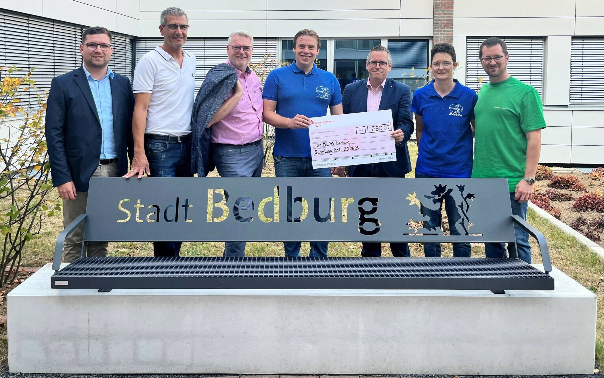 Spendenübergabe an die DLRG Bedburg