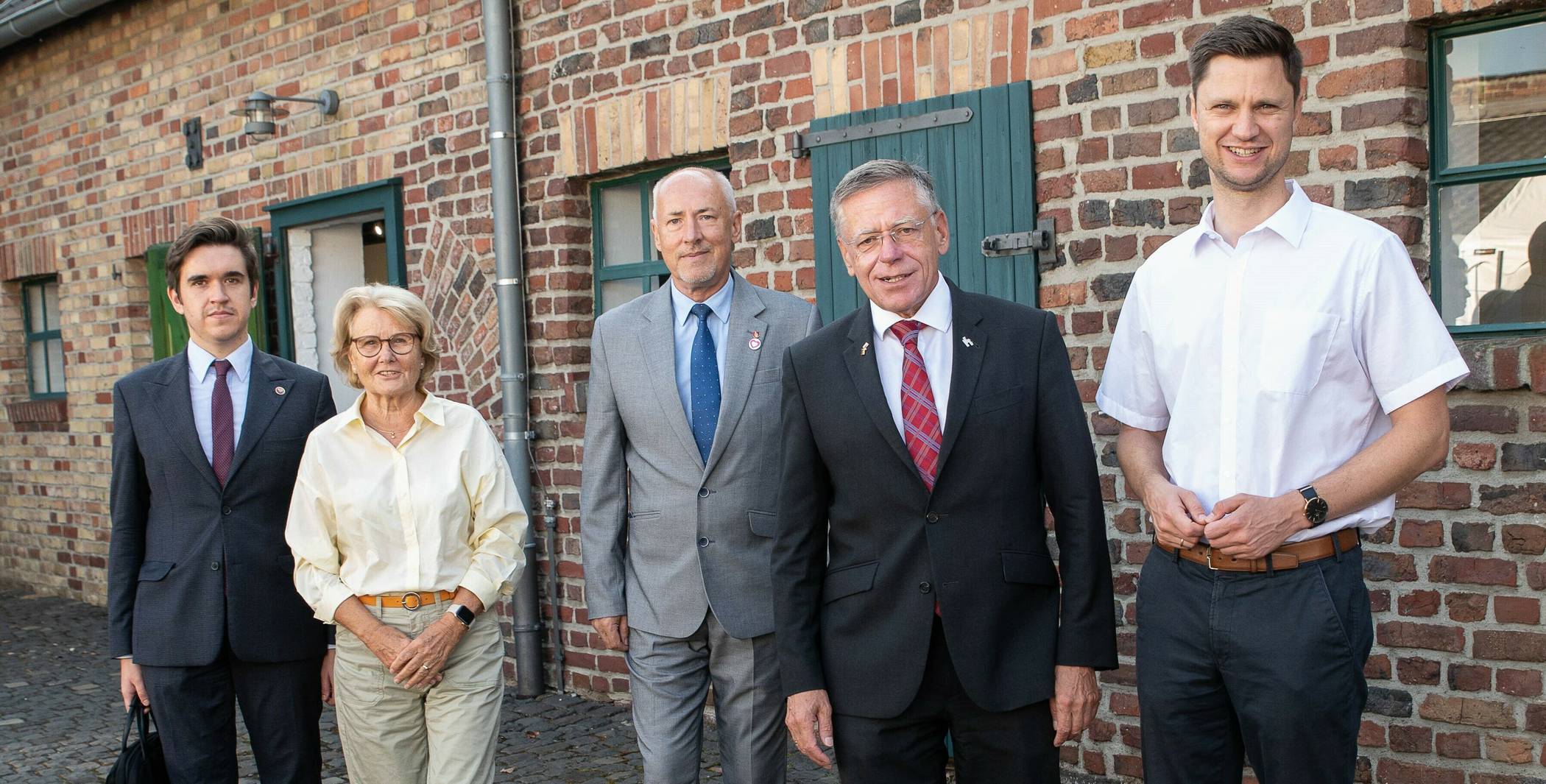  Deutsch-polnisches Treffen in Sinsteden (von links): Aleksander Wachciński, Angela Stein-Ulrich, die Landräte Mirosław Duży und Hans-Jürgen Petrauschke und Martin Stiller. 
