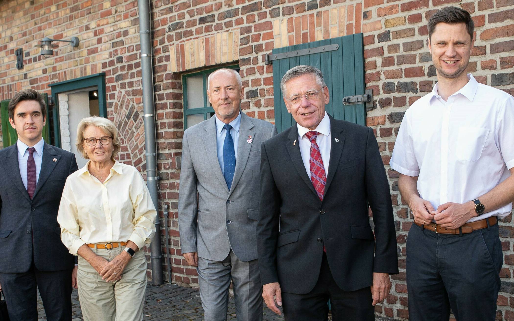  Deutsch-polnisches Treffen in Sinsteden (von links): Aleksander Wachciński, Angela Stein-Ulrich, die Landräte Mirosław Duży und Hans-Jürgen Petrauschke und Martin Stiller. 