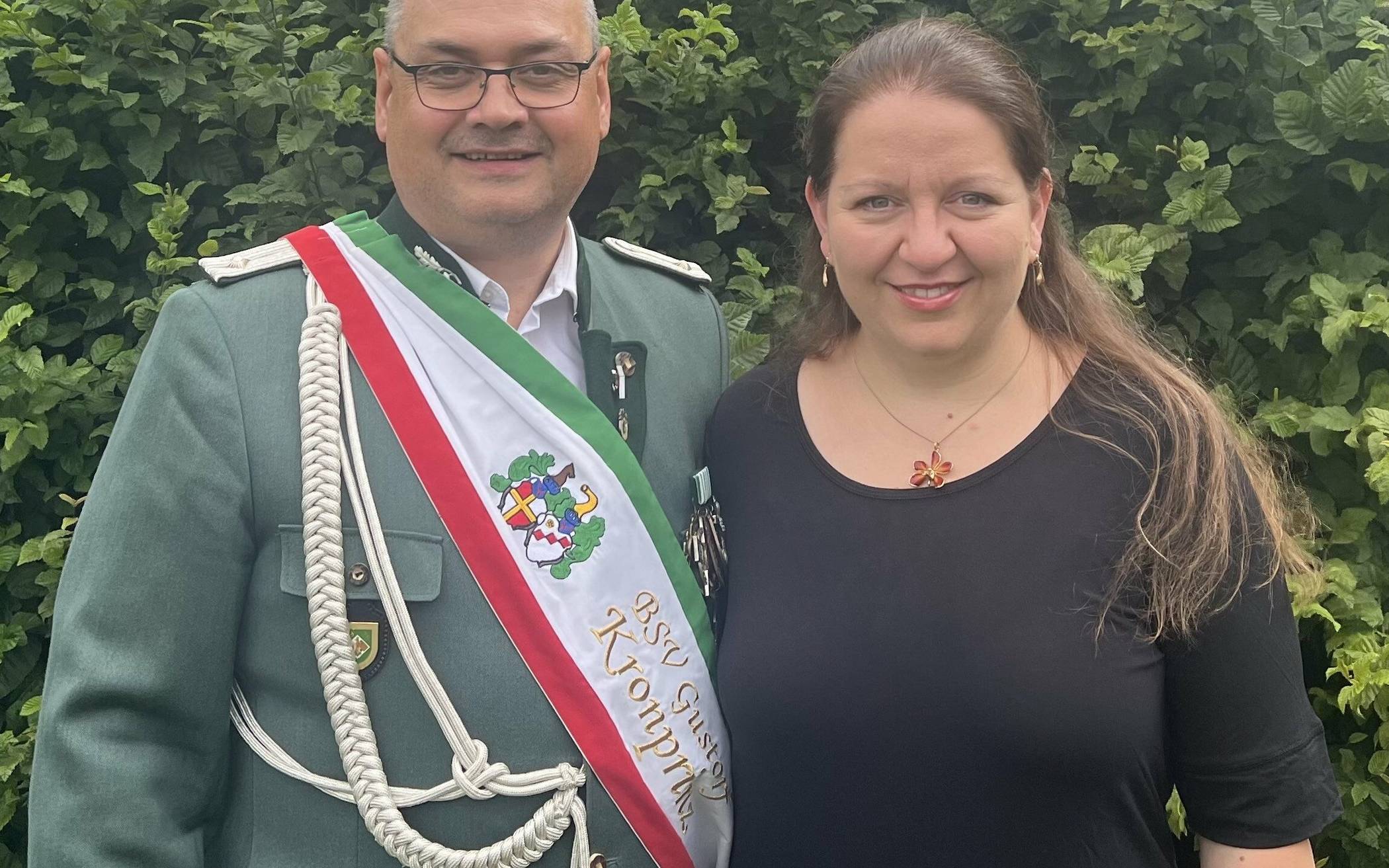  Thomas und Renate Peters sind das Kronprinzenpaar. Am Schützenfestdienstag werden die beiden dann zum neuen Königspaar der Gustorfer Schützen gekrönt. „Unser Kronprinzenjahr neigt sich dem Ende zu, und wir schauen voller Vorfreude auf das kommende Jahr, unser Königsjahr“, betonen sie. Und sie heben die vielseitige Unterstützung hervor, die sie von ihrem Zug, aber auch von Familie, Freunden, Nachbarschaft und Vorstand bereits in ihrem Kronprinzenpaar erhalten haben.  Gemeinsam freuen sie sich schon das Schützenfest im Jahre 2024 ... 