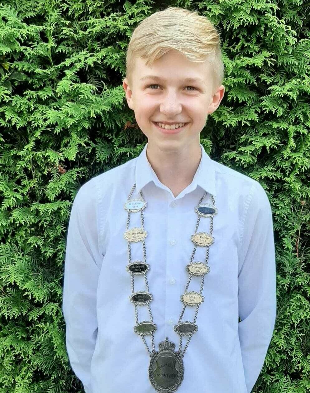 Jungschützenkönig Henrik Holz: Die Schützengene wurden ihm von der aktiven Schützenfamilie von klein auf in die Wiege gelegt. Schon sehr früh begeisterte ihn die Marschmusik und das Gustorfer Brauchtum. Nicht nur bei der Sonntagsparade hat er mit seinem selbst gebastelten „Küs“ neben der Tribüne gestanden und den Takt angegeben, sondern auch das Wohnzimmer seiner Eltern Sabine und Thomas Holz, Geschäftsführer der Gustorfer Schützen, dank der zahlreichen Internet-Videos des Vereins unsicher gemacht. Da überrascht es nicht, dass Henrik Holz von Anfang an bei den Edelknaben mitwirkte. In seinem letzten Jahr bei den Jungschützen hat er nun die Zugkönigswürde im Wettkampf mit dem Lasergewehr errungen. Er besucht das achte Schuljahr des Pascal-Gymnasiums und interessiert sich sehr für die Landwirtschaft und fürs Treckerfahren.