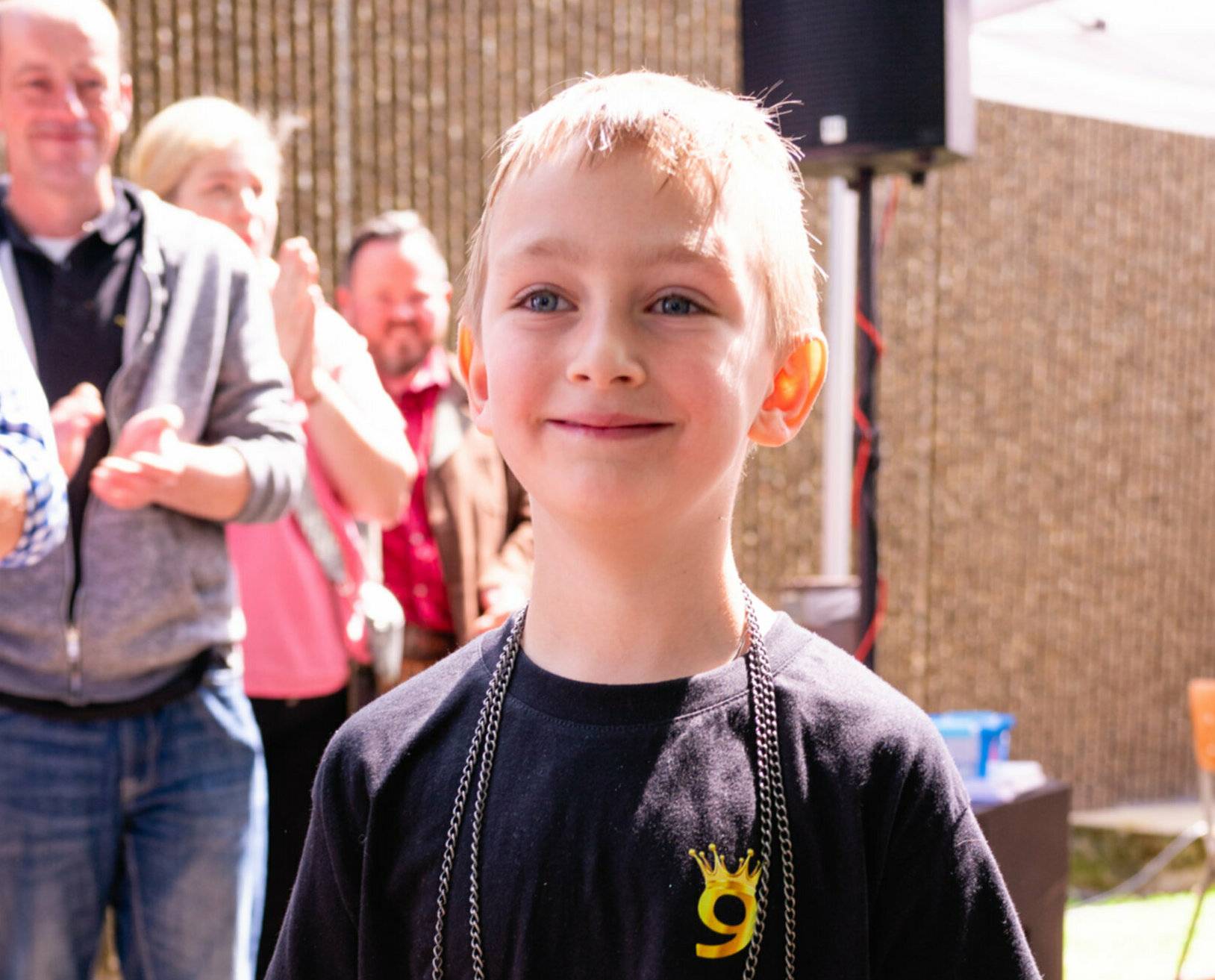 Edelknabenkönig Tom Zumbroich ist sieben Jahre alt und besucht seit Beginn des neuen Schuljahres die zweite Klasse der Gemeinschafts-Grundschule „Erft-Aue“. „Wie ein Komet, der zweimal einschlägt“ ist nicht nur Toms aktueller Lieblingssong, sondern so hat er auch bei der Königsermittlung beim Pfeil- und Ballwurf eingeschlagen und seine Mitbewerber hinter sich gelassen. Seine Treffsicherheit beweist Tom auch regelmäßig als begeisterter Fußballer der SPVG Gustorf/Gindorf. Tom kommt aus einer wahren Schützenfamilie und fühlt sich von jeher im 9. Jägerzug, dem Zug seines Vaters, zu Hause. Er hat in seiner Schützenkarriere, natürlich als Jäger, noch viel vor: Er möchte nicht nur in die Fußstapfen seiner Eltern Mareike und Lars treten, sondern er hat es bereits heute auf den Posten des Jägermajors abgesehen.