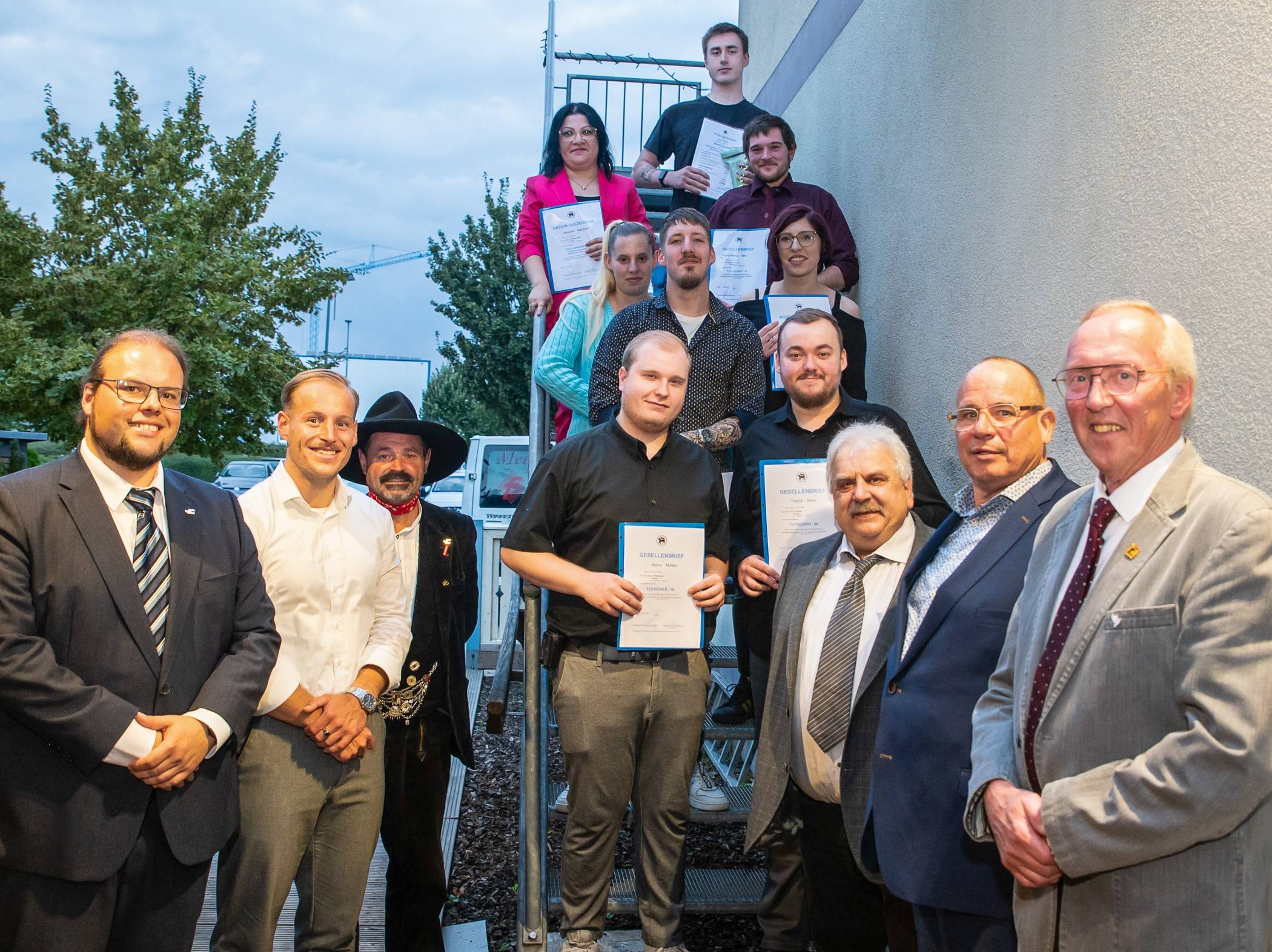  Obermeister Willi Schillings (Dritter von rechts) sprach die Nachwuchskräfte im Fleischerhandwerk im Beisein von Kreisdezernent Gregor Küpper, Studienrat Lukas Hentschel und Kreislehrlingswart Johannes Schmitz (von links) los. 