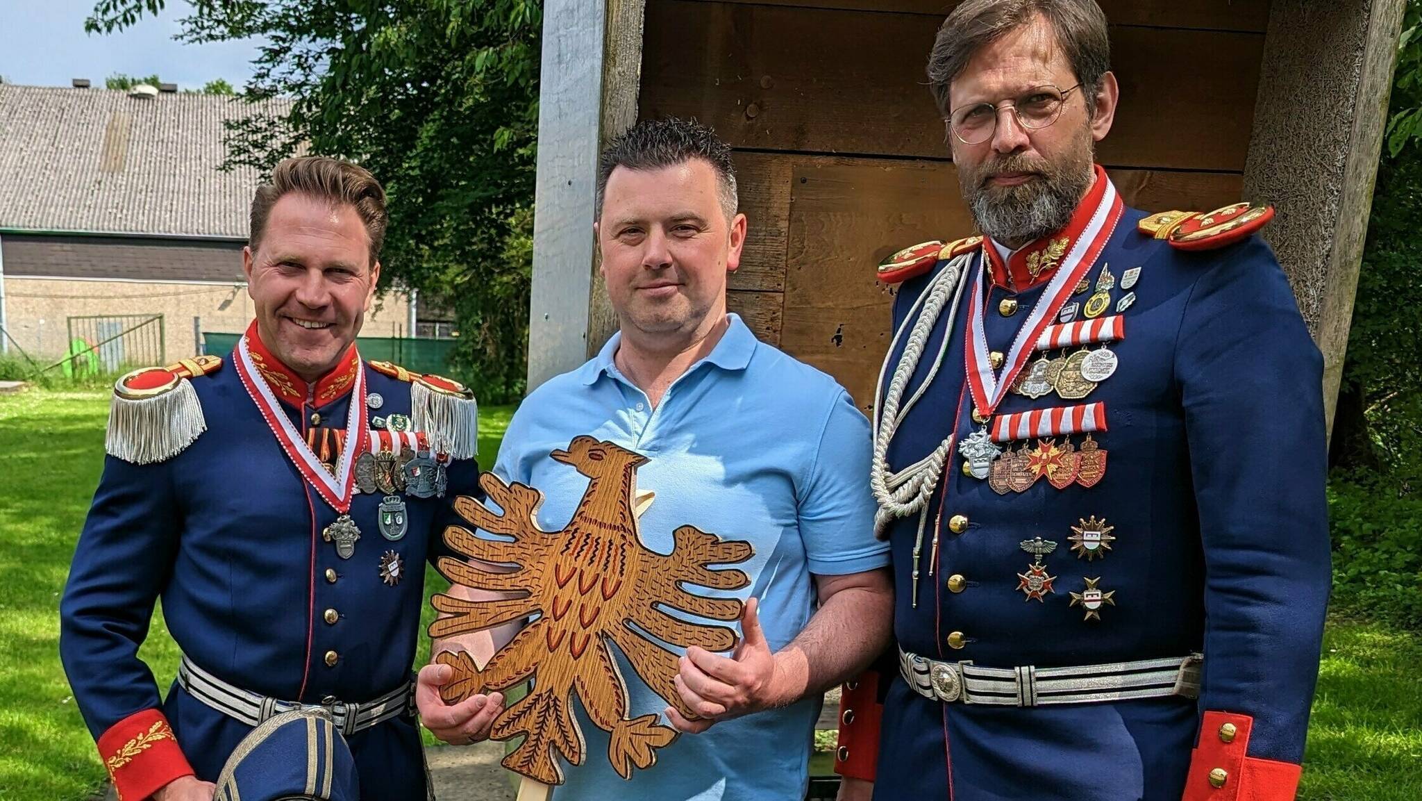 Grenadiercorpskönig Markus Reitz mit ersten Gratulanten.