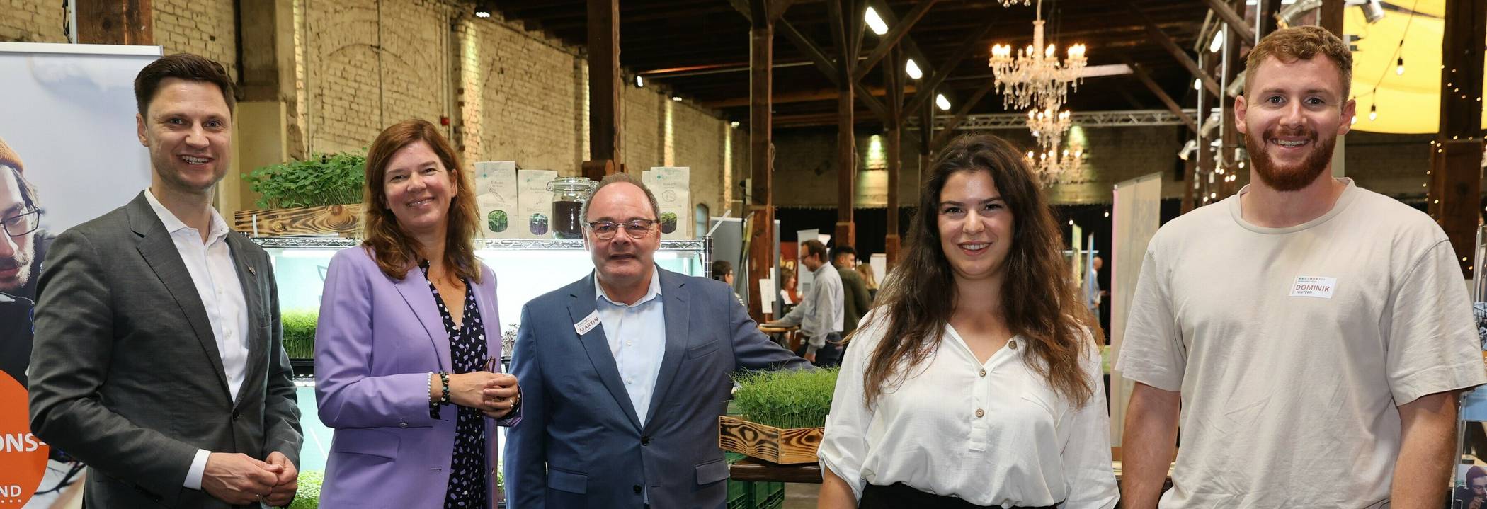  „Ideenfutter Expo“ (von links): Dezernent Martin Stiller, Staatssekretärin Dr. Ophelia Nick sowie Robert Abts, Chiara Bacchiocchi und Dominik Hintzen von der Kreis-Wirtschaftsförderung. 
