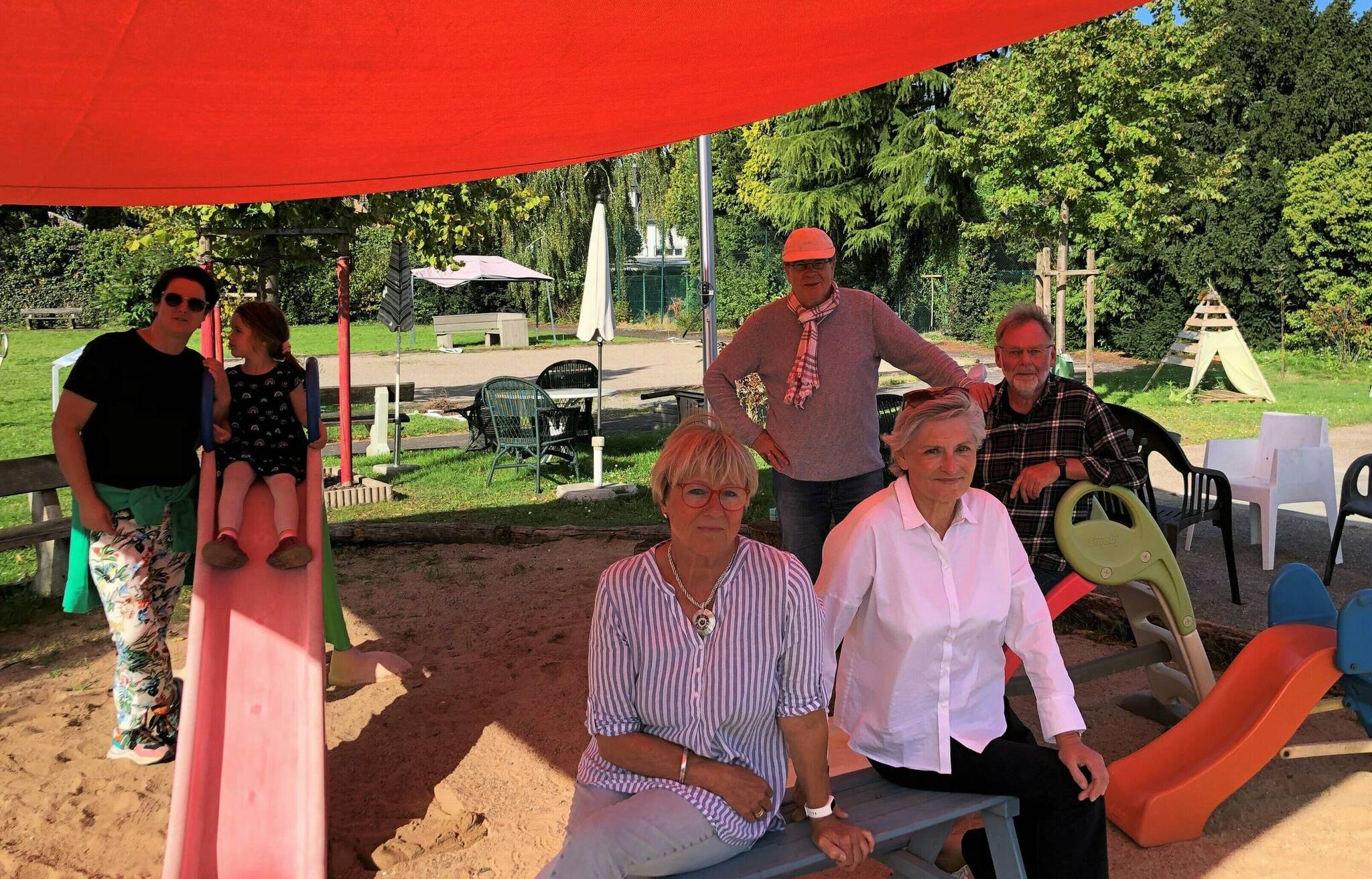 Gut geschützt unterm Sonnensegel rechts: Jutta Hinze, Wolfgang Brandt, Ulrike Oberbach und Norbert Hinze.