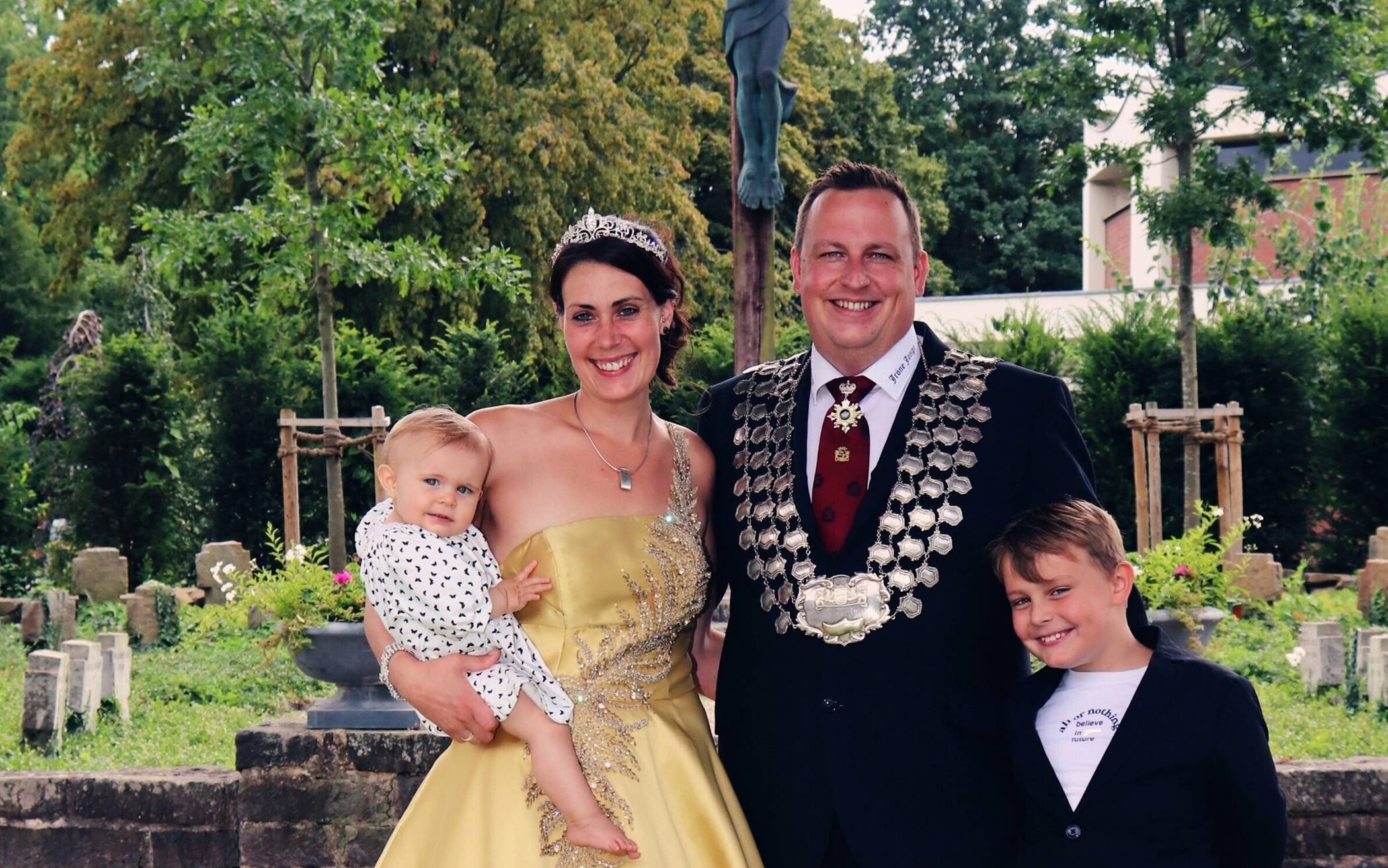  Sascha und Tamara Wilden mit Prinz Maximilian und Prinzessin Tijana. 