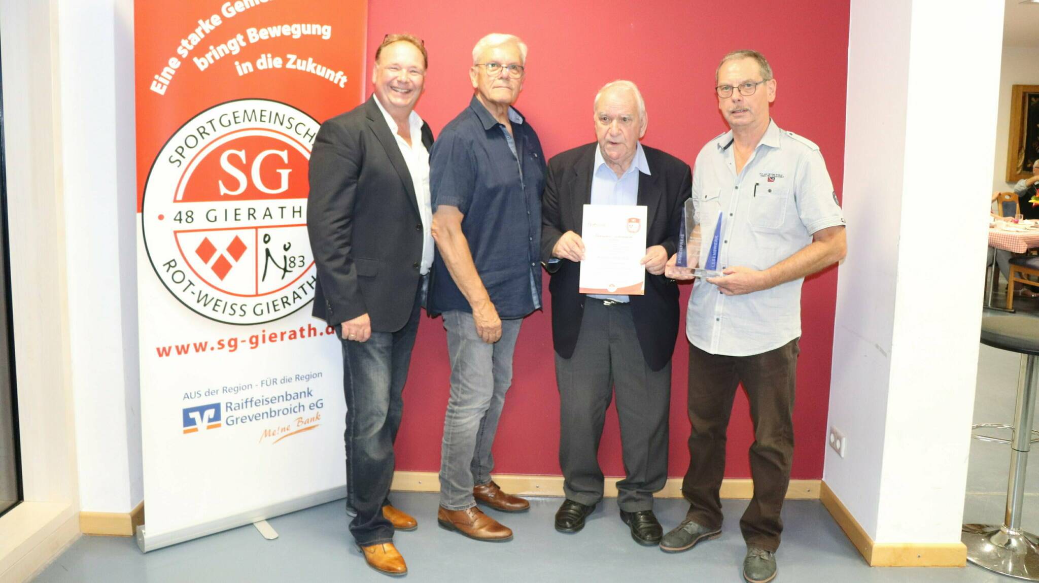  Von links: Tischtennis-Sportwart Stephan Sack, Heinz Kiefer, 1. Vorsitzender der SG RW Gierath, Hermann-Josef Sack und Tischtennis-Abteilungsleiter Rolf Schwittay.  