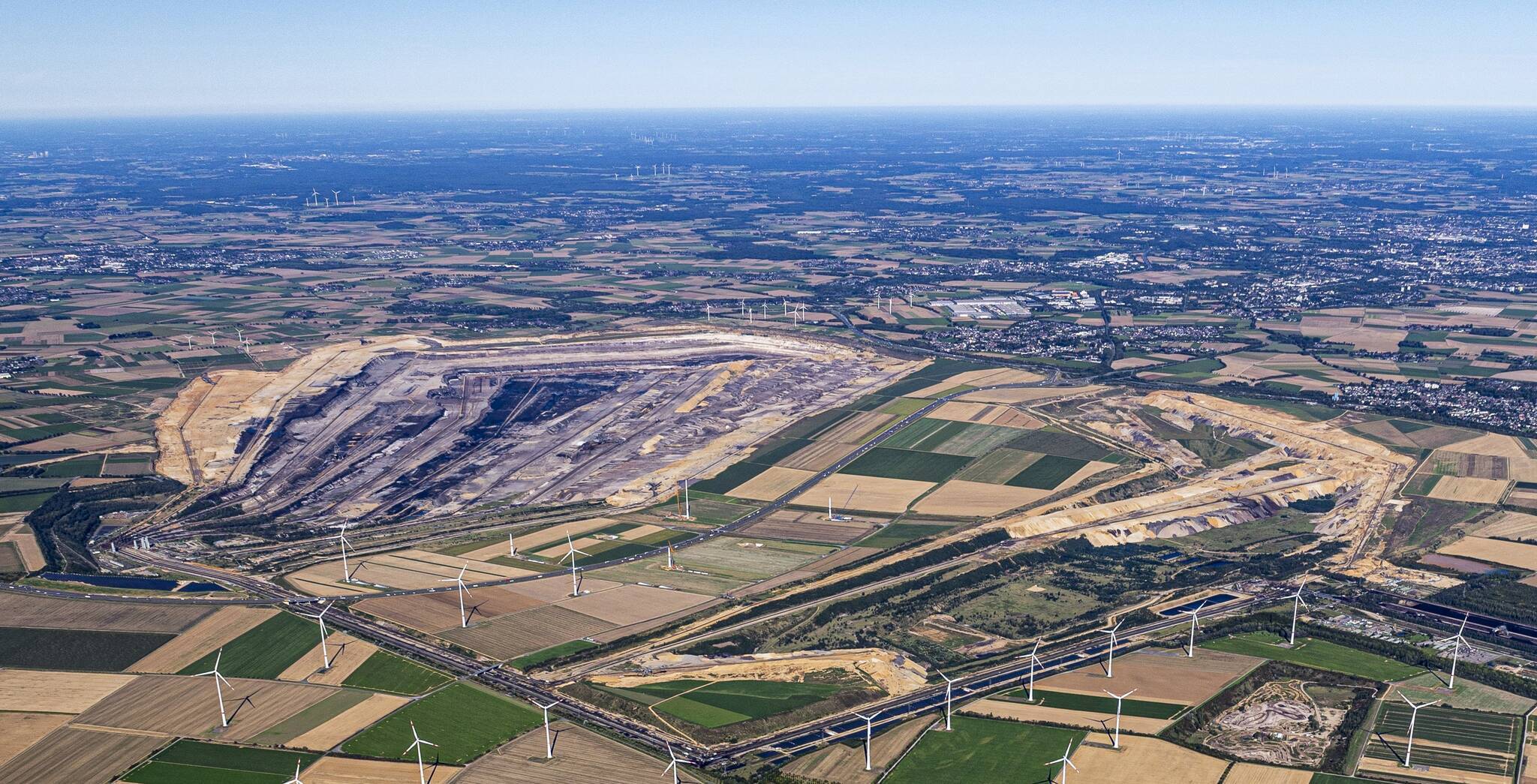 Blick auf den Tagebau Garzweiler im Jahr 2023.  