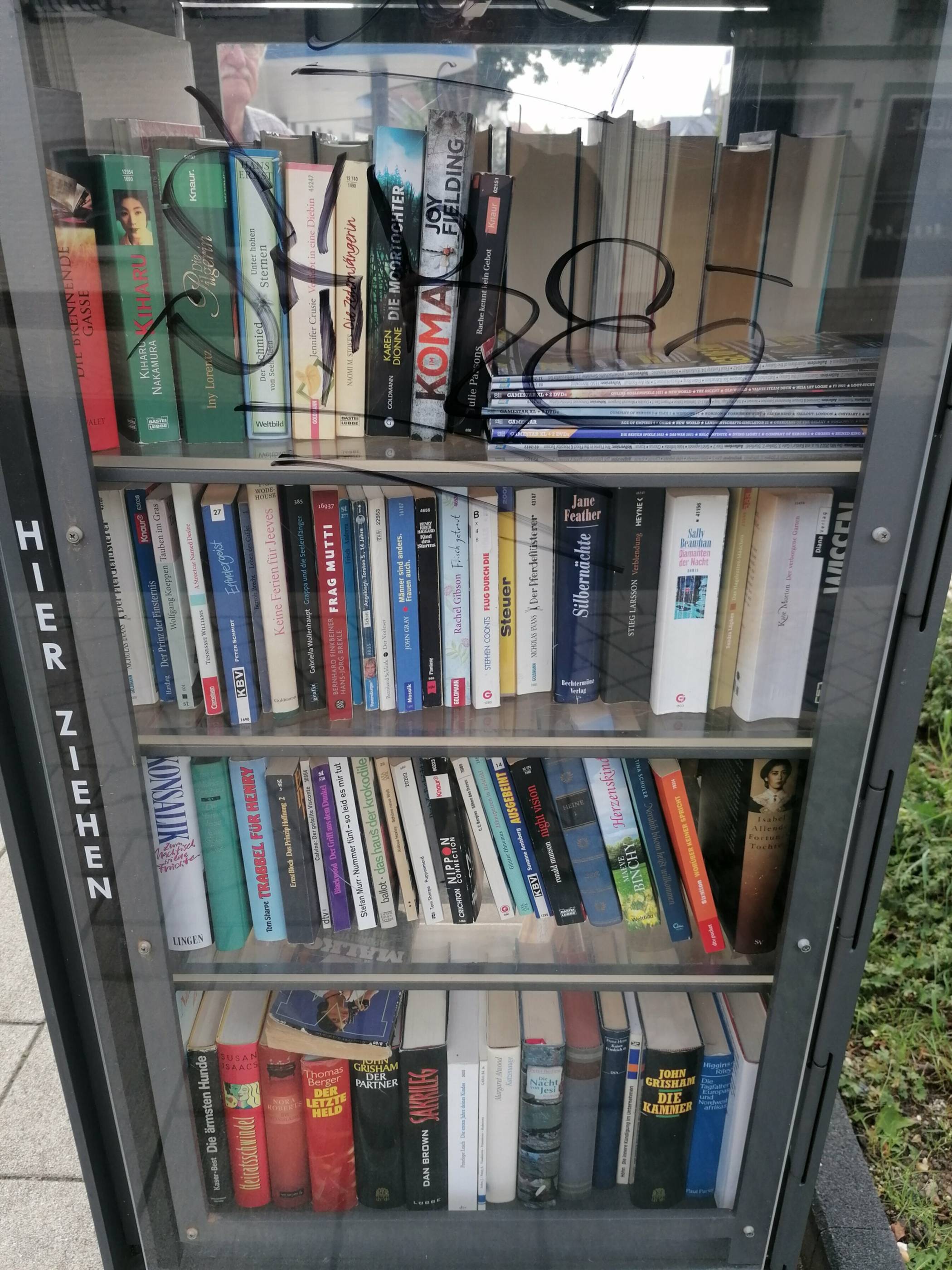  Vor Kurzem wurde der Bücherschrank in Hochneukirch beschmiert. „Warum tut man so etwas“, fragen die Bücherschrank-Paten. 
