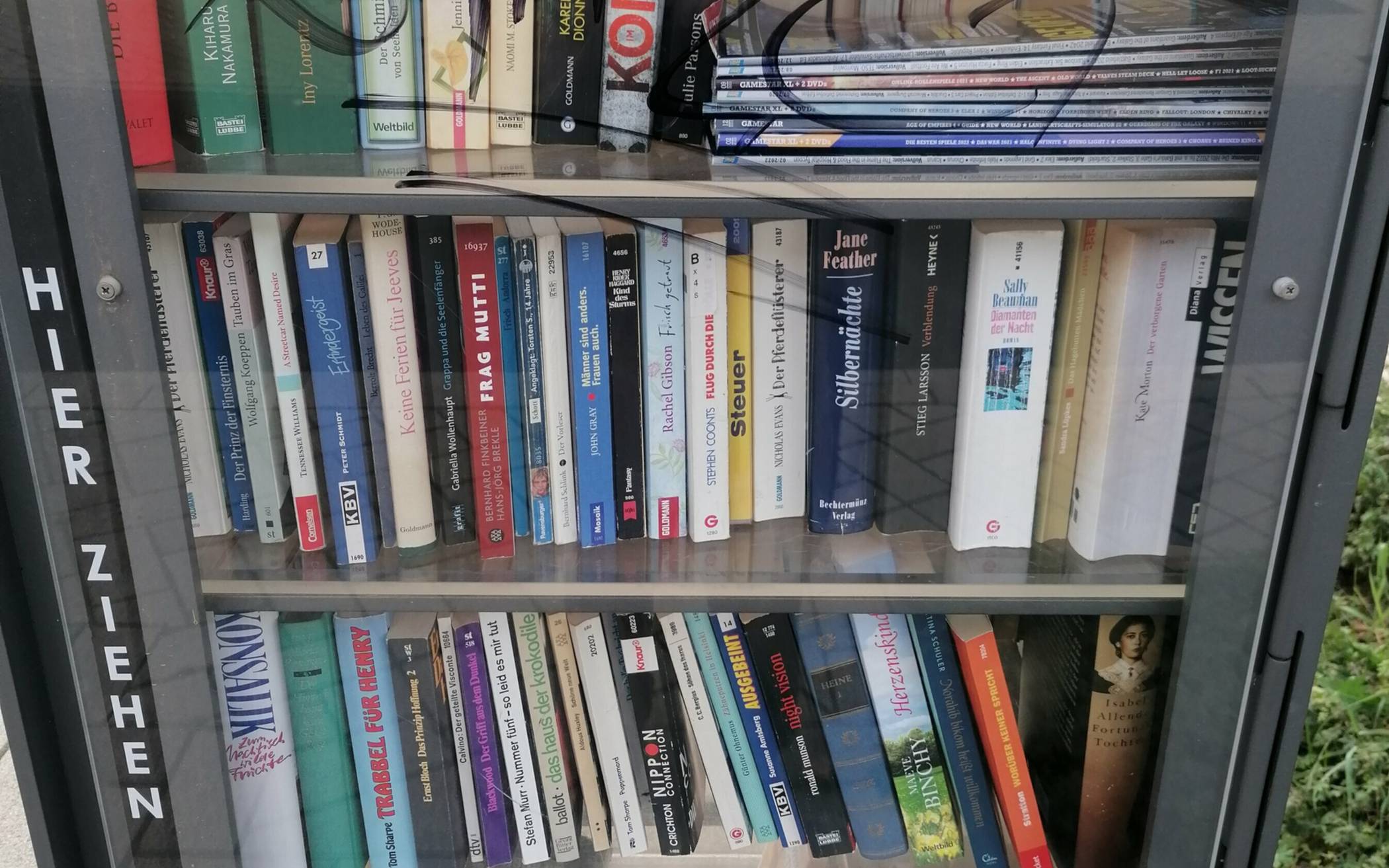  Vor Kurzem wurde der Bücherschrank in Hochneukirch beschmiert. „Warum tut man so etwas“, fragen die Bücherschrank-Paten. 