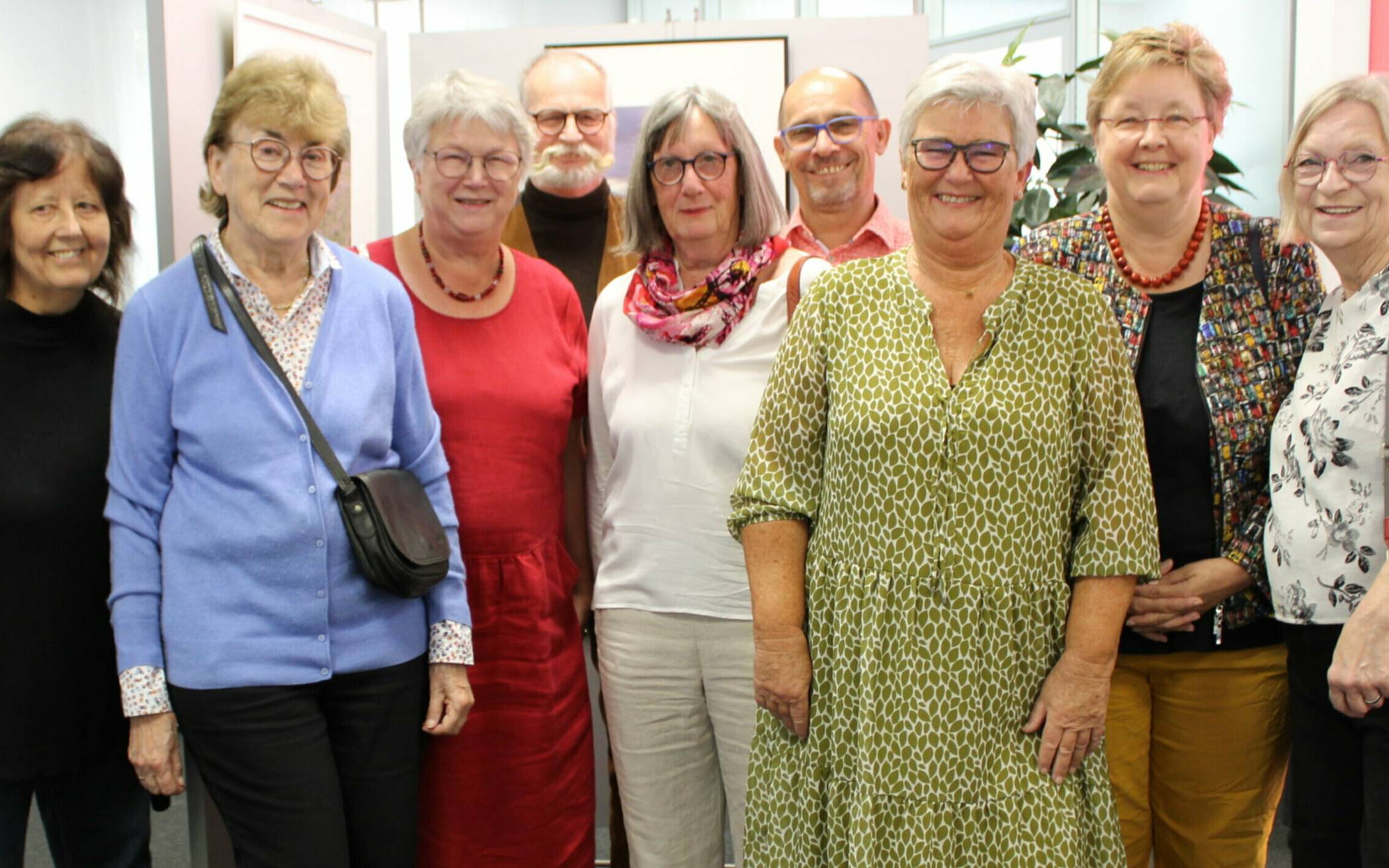  Die Mitglieder der Fotogruppe freuen sich sehr, ihre Bilder in der Sparkassen ausstellen zu können, und sich mit den Besuchern auszutauschen.  