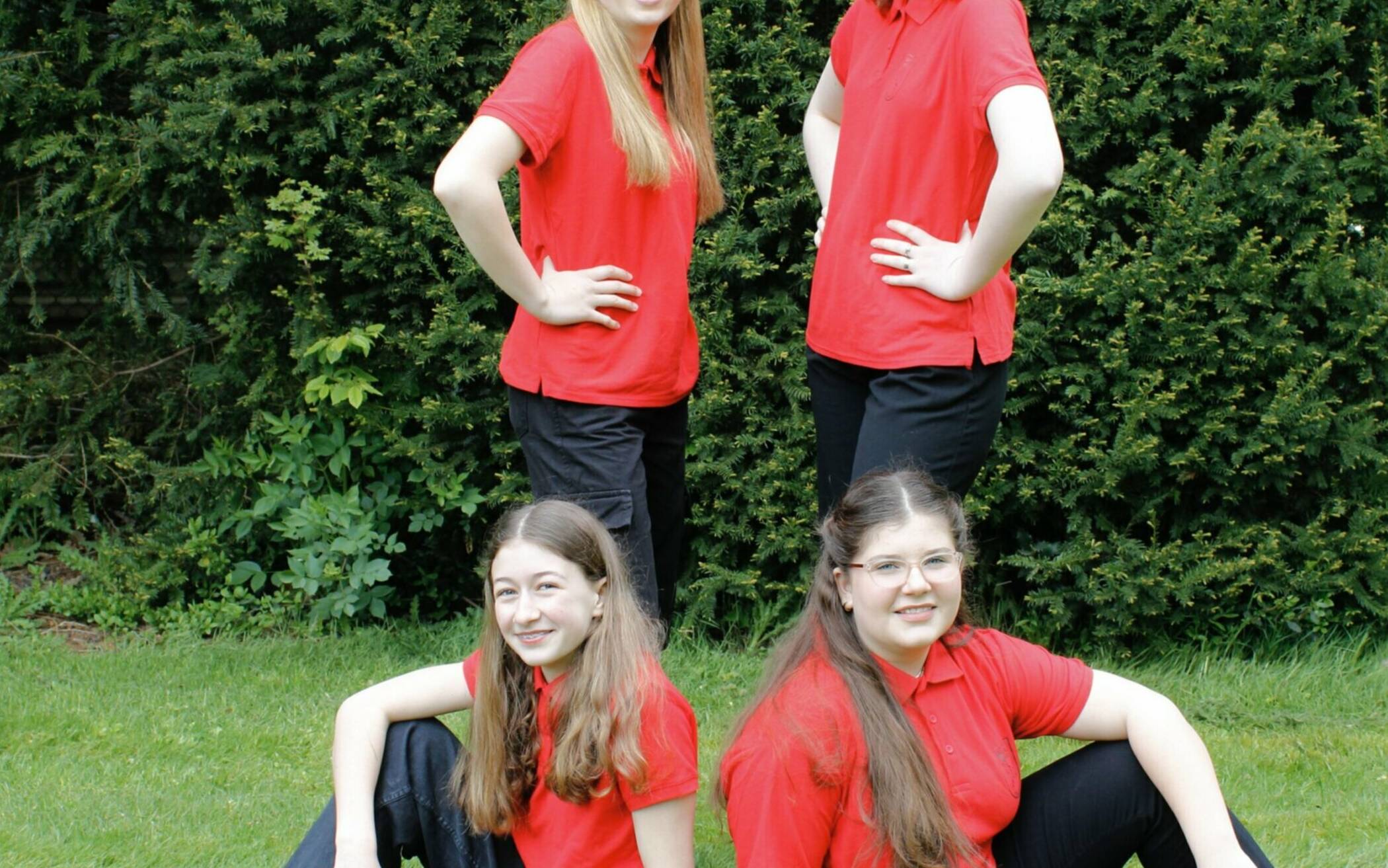  Die Hofdamen: berufen wurden Johanna Staßen, Leonie Schneider (beide stehen), Theresa Staßen und Charlotte Kremer (beide sitzend). 