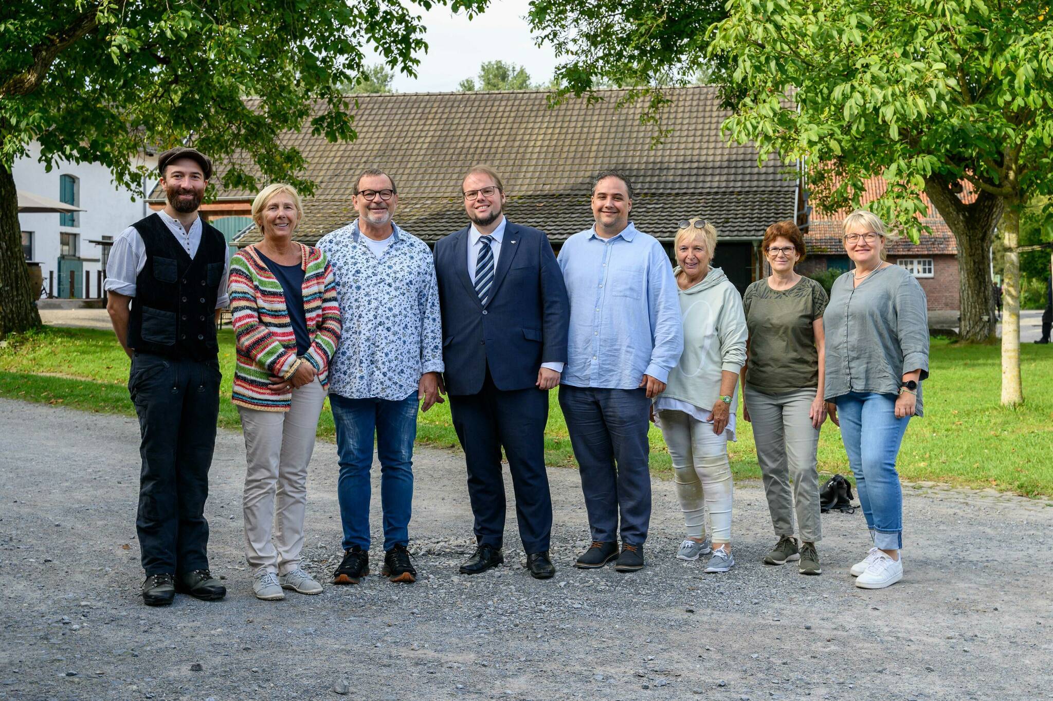 Kreisgesundheitsdezernent Gregor Küpper (vierter von links) und die Organisatoren der Aktion zum Welt-Alzheimer-Tag in Knechtsteden zeigten sich zufrieden mit der Resonanz. 