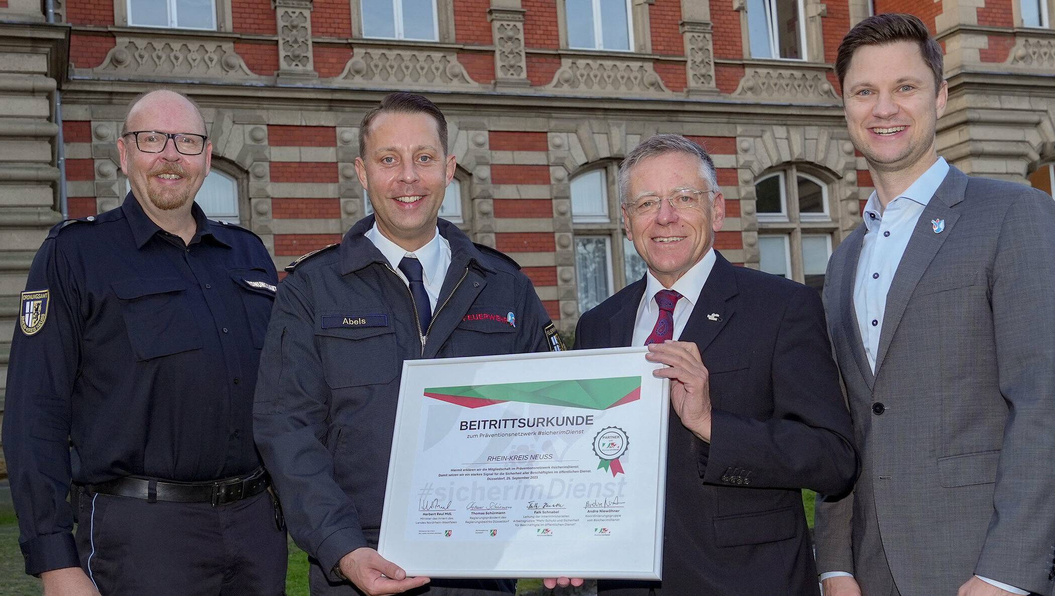  Von links: Marcus Mertens (Leiter des Kreisordnungsamtes), Heinz-Dieter Abels (stellvertretender Kreisbrandmeister), Landrat Hans-Jürgen Petrauschke und Kreisordnungsdezernent Martin Stiller.  