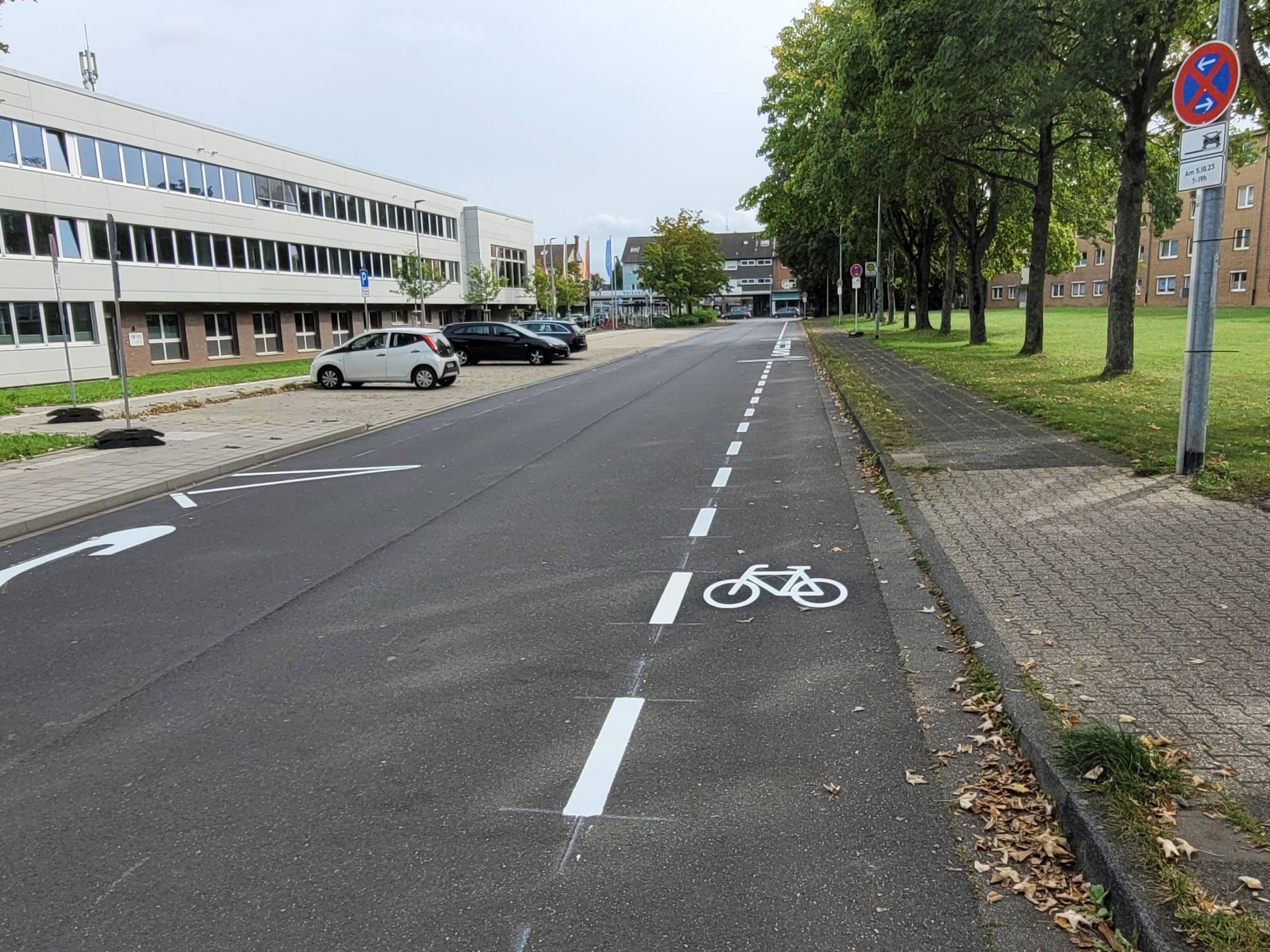 Für Fahrradfahrer gibt es auf der Gustav-Heinemann-Straße in Kaster nun einen Schutzstreifen.