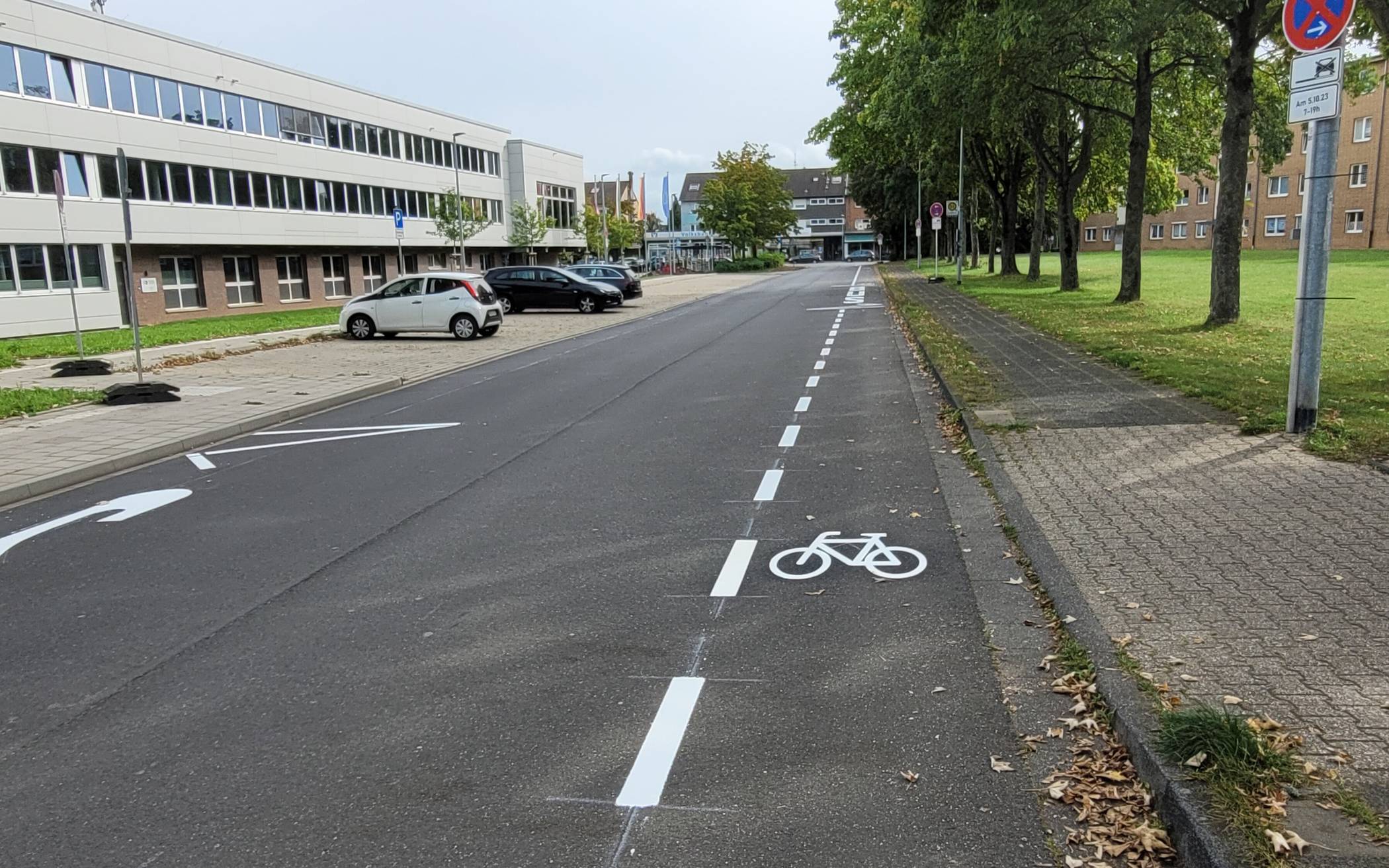 Für Fahrradfahrer gibt es auf der Gustav-Heinemann-Straße in Kaster nun einen Schutzstreifen.