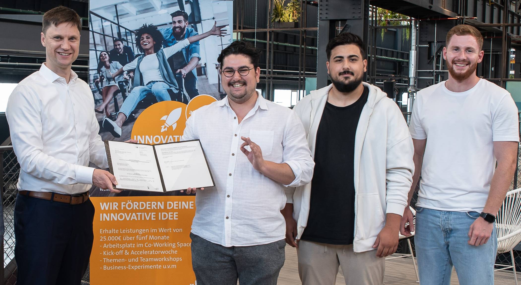  Bei der Übergabe des Förderbescheids (von links): Kreis-Wirtschaftsdezernent Martin Stiller, Rohat Akcakaya und Emre Akin (beide "Blockstars") sowie Accelerator-Manager Dominik Hintzen. 
