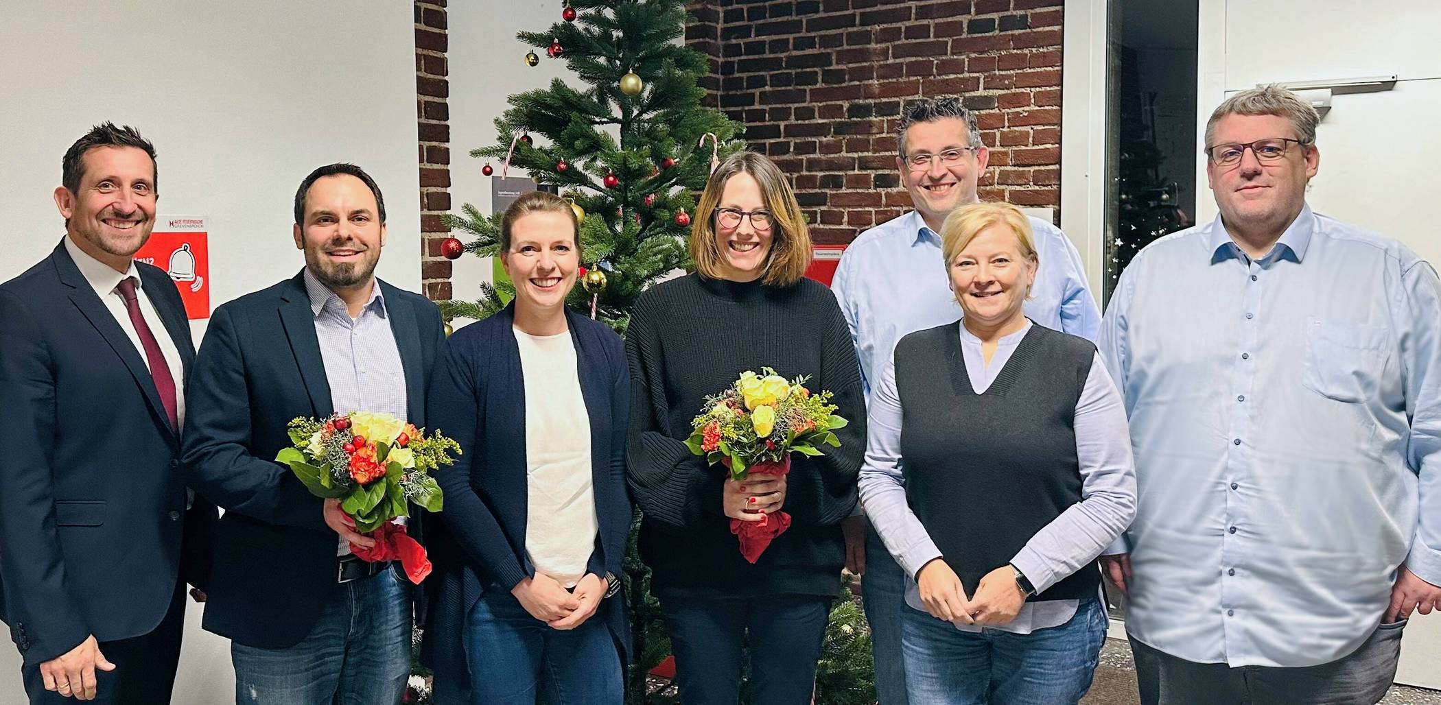 Der Abend der Wahl: Der Verein „Alte Feuerwache“ bekam im Dezember 22 einen neuen Vorstand. Stadtjugendpfleger und Ex-Vorsitzender Christian Abels (Zweiter von links) schlug Heike Troles (Vorsitzende des Jugendhilfe-Ausschusses; Zweite von rechs) vor.