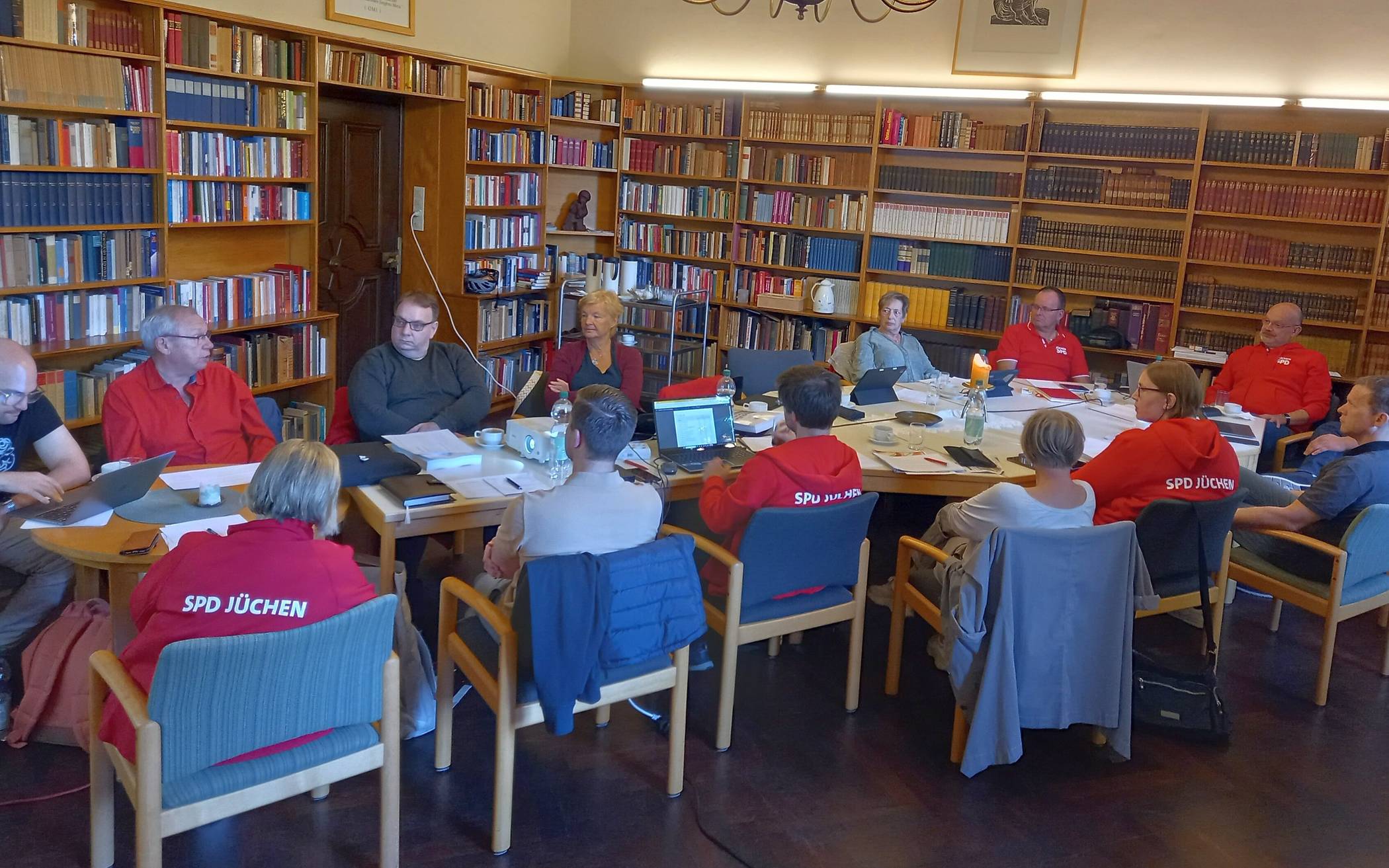  Ein Blick in die Runde der SPD Jüchen beim Strategie-Workshop im Nikolauskloster.    