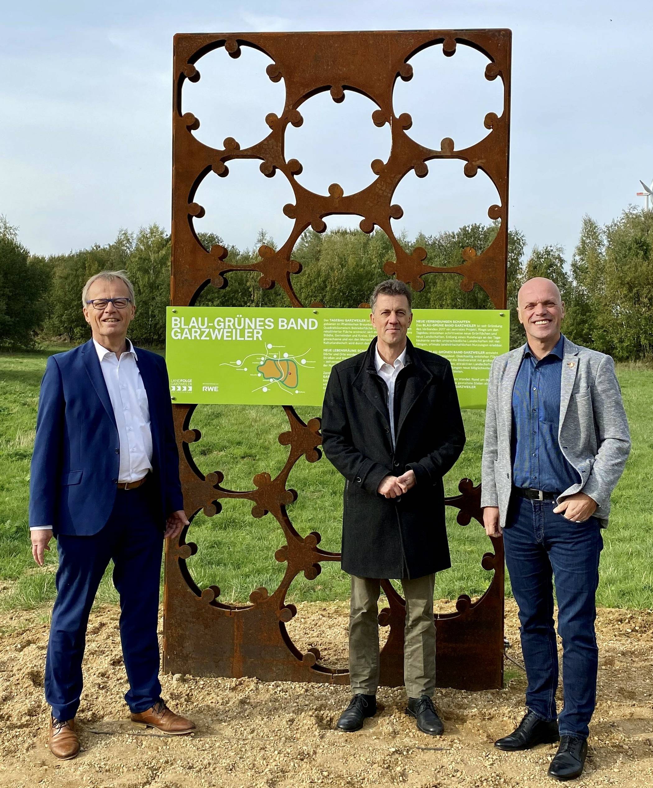 In Grevenbroich befindet sich die Stele auf rekultivierter Fläche westlich der Stadt in Nähe des Naturerlebnispfads „Elsbachsteig“. Inzwischen sind sechs Stelen rund um den Tagebau Garzweiler errichtet worden. Im Bild (von rechts): Bürgermeister Klaus Krützen, Geschäftsführer Volker Mielchen sowie Michael Eyll-Vetter, Leiter der Tagebauentwicklung des RWE.